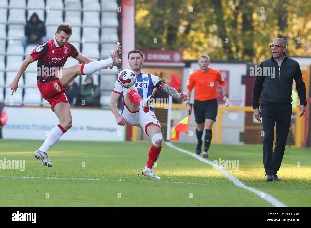 Stevenage am Samstag, den 12.. November 2022. Callum Cooke von Hartlepool United wird am Samstag, den 12.. November 2022, von Alex Gilbey von Stevenage in der ersten Hälfte des Spiels der Sky Bet League 2 zwischen Stevenage und Hartlepool United im Lamex Stadium, Stevenage, herausgefordert. (Kredit: John Cripps | MI Nachrichten) Kredit: MI Nachrichten & Sport /Alamy Live Nachrichten Stockfoto