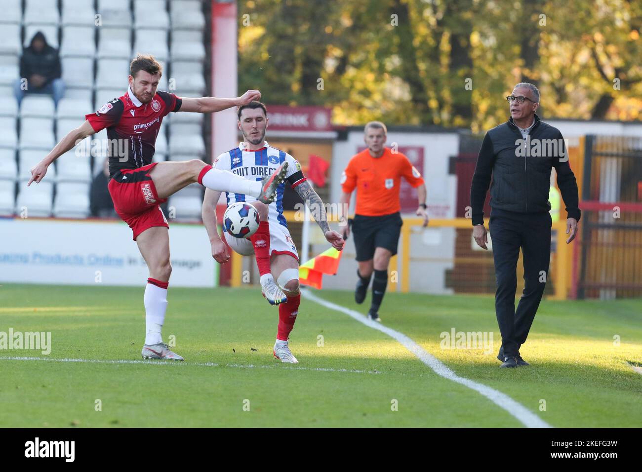 Stevenage am Samstag, den 12.. November 2022. Callum Cooke von Hartlepool United wird am Samstag, den 12.. November 2022, von Alex Gilbey von Stevenage in der ersten Hälfte des Spiels der Sky Bet League 2 zwischen Stevenage und Hartlepool United im Lamex Stadium, Stevenage, herausgefordert. (Kredit: John Cripps | MI Nachrichten) Kredit: MI Nachrichten & Sport /Alamy Live Nachrichten Stockfoto