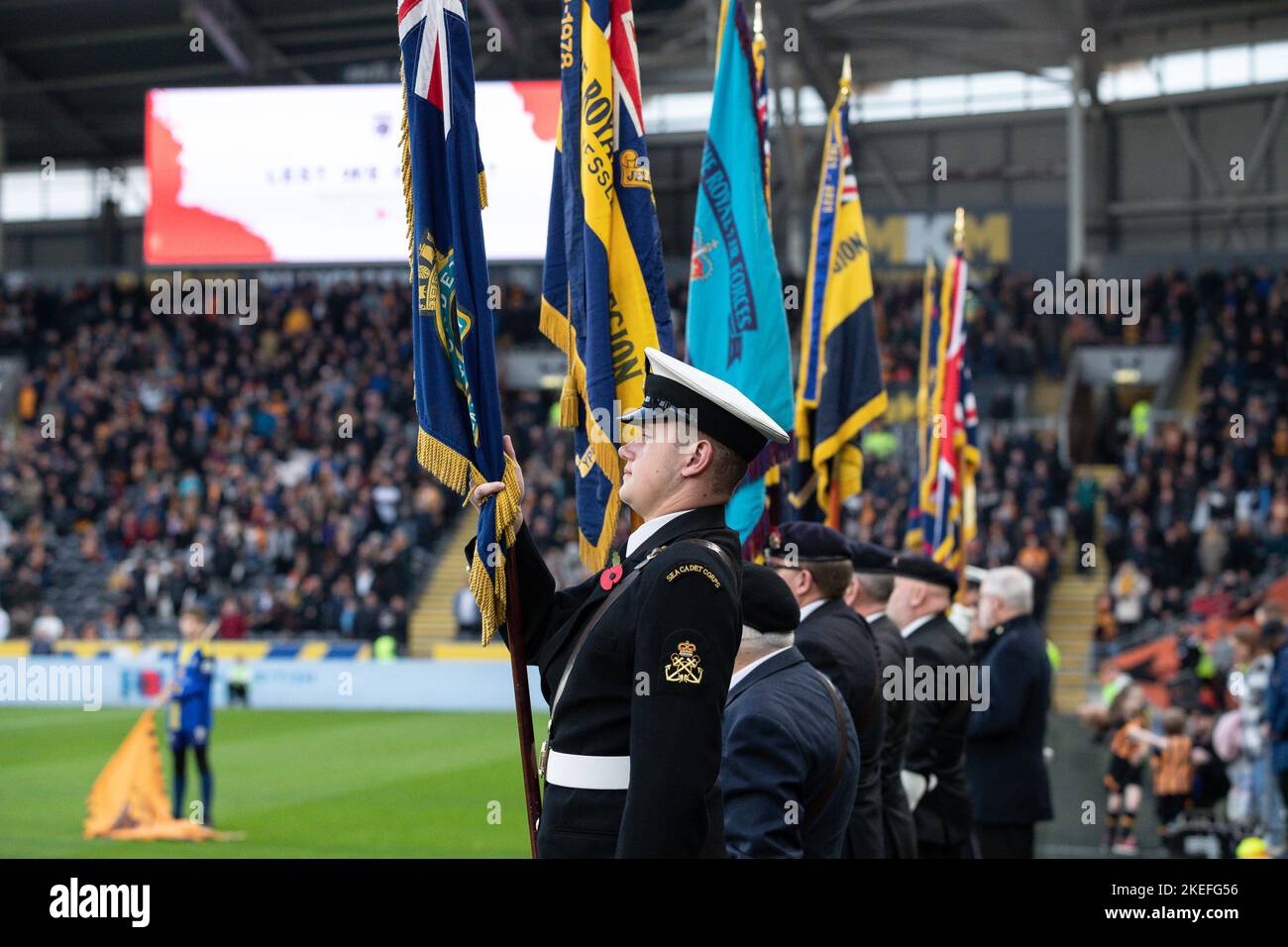 Der Gedenktag wird von ehemaligen Männern und Frauen im MKM-Stadion vor dem Sky Bet Championship-Spiel Hull City vs Reading im MKM-Stadion, Hull, Großbritannien, 12.. November 2022 beobachtet (Foto by James Heaton/News Images) Stockfoto