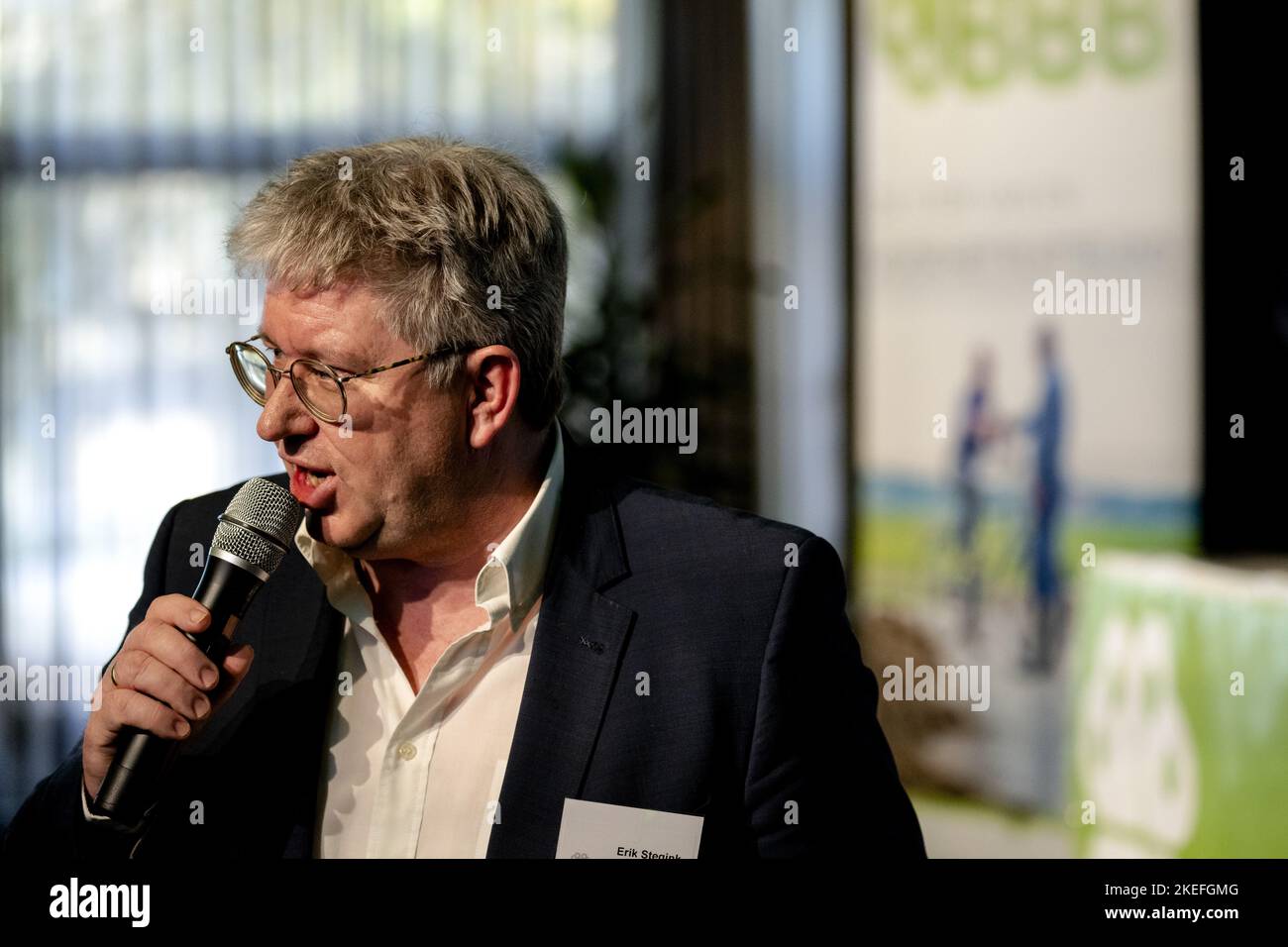 2022-11-12 16:34:39 NIJKERK - Parteivorsitzender Erik Stegink nach der Generalversammlung der BoerBurgerBewegung (BBB). Während der Sitzung werden die Kandidatenlisten für die Provinzratswahlen und die Wahlen zum Wasserrat festgelegt. ANP SANDER KONING niederlande Out - belgien Out Stockfoto