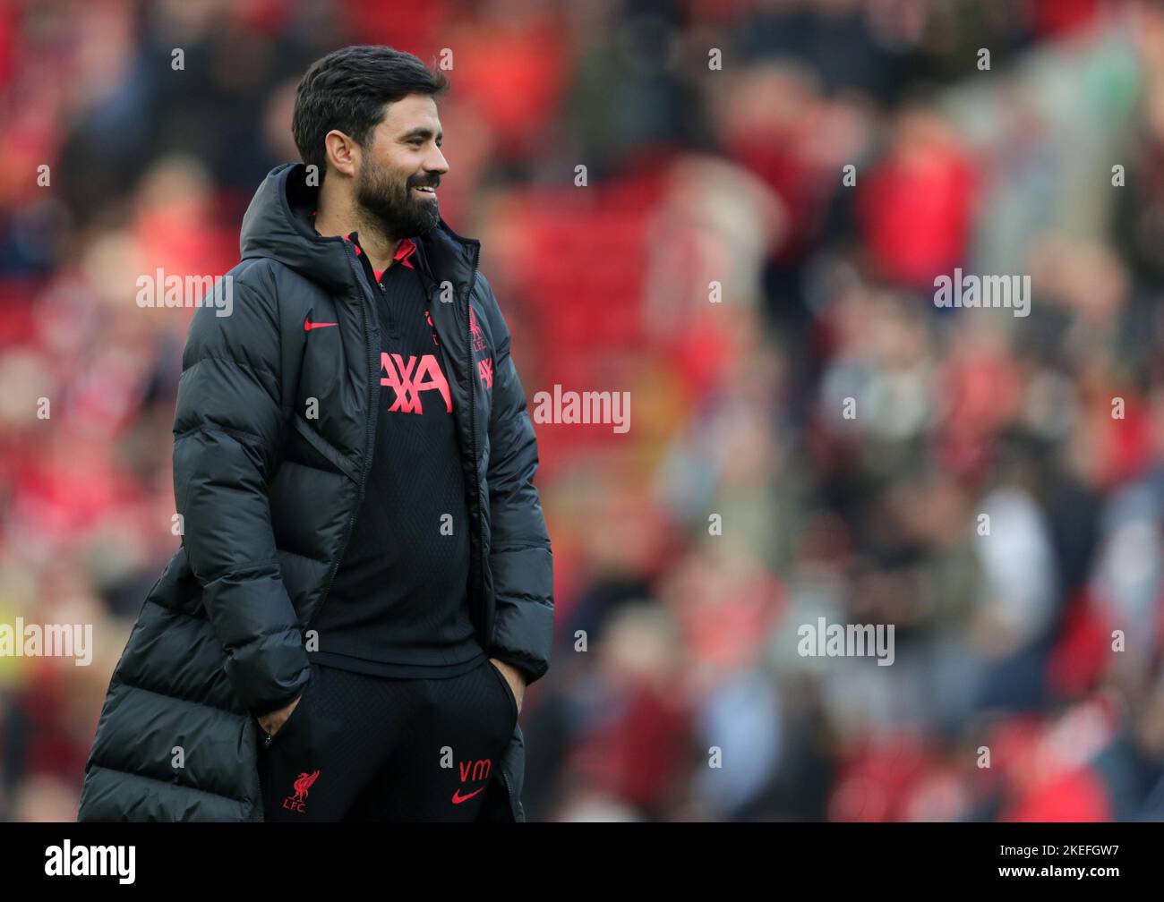 Anfield, Liverpool, Merseyside, Großbritannien. 12.. November 2022. Premiership Football, Liverpool gegen Southampton; Liverpool-Trainer Vitor Matos beobachtet HS-Spieler beim Aufwärmen Credit: Action Plus Sports/Alamy Live News Stockfoto