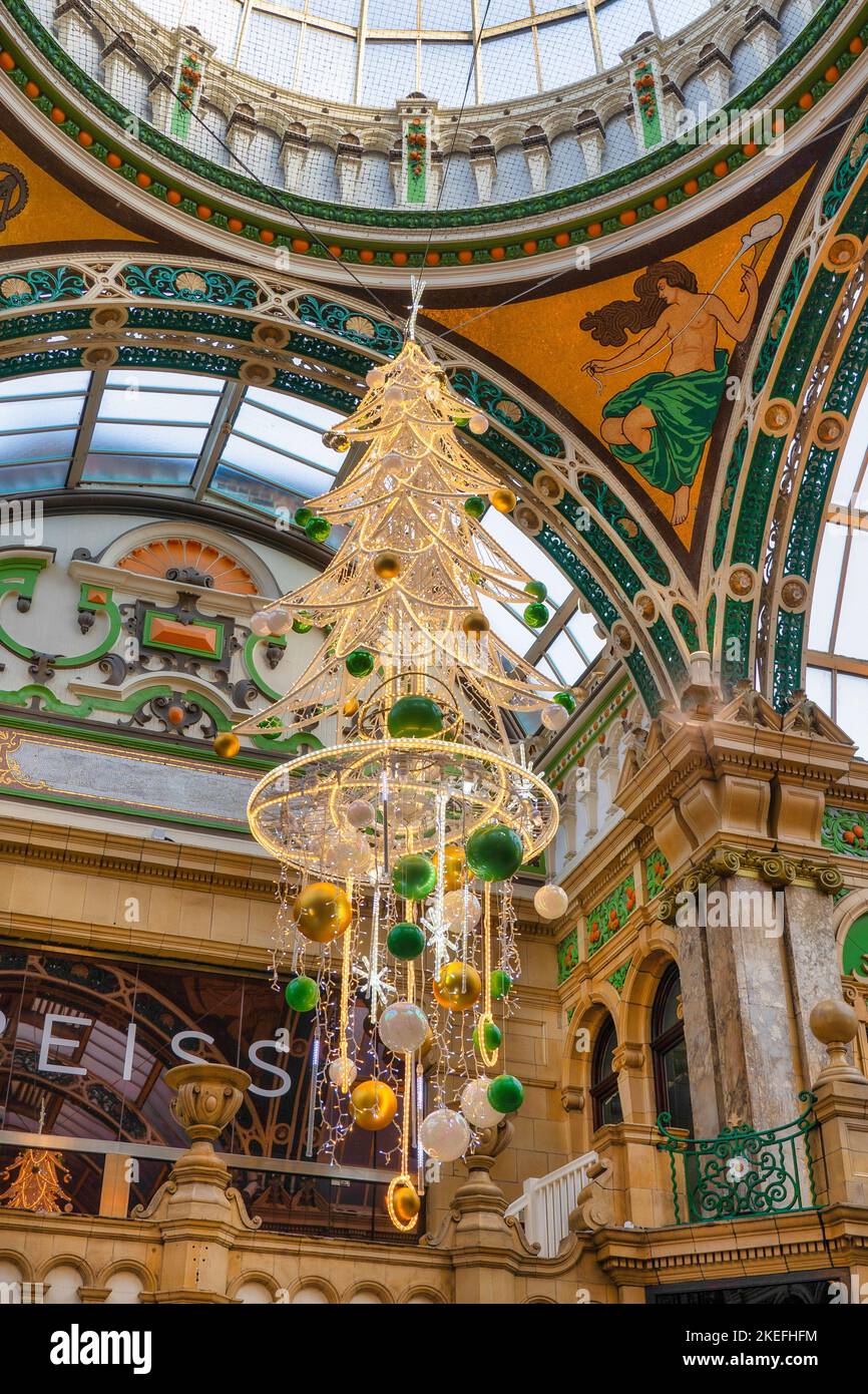 Künstlicher Weihnachtsbaum mit großen Kugeln, die vom Dach hängen, in der Victoria Quarter Einkaufspassage in Leeds, West Yorkshire, England, Großbritannien. Stockfoto