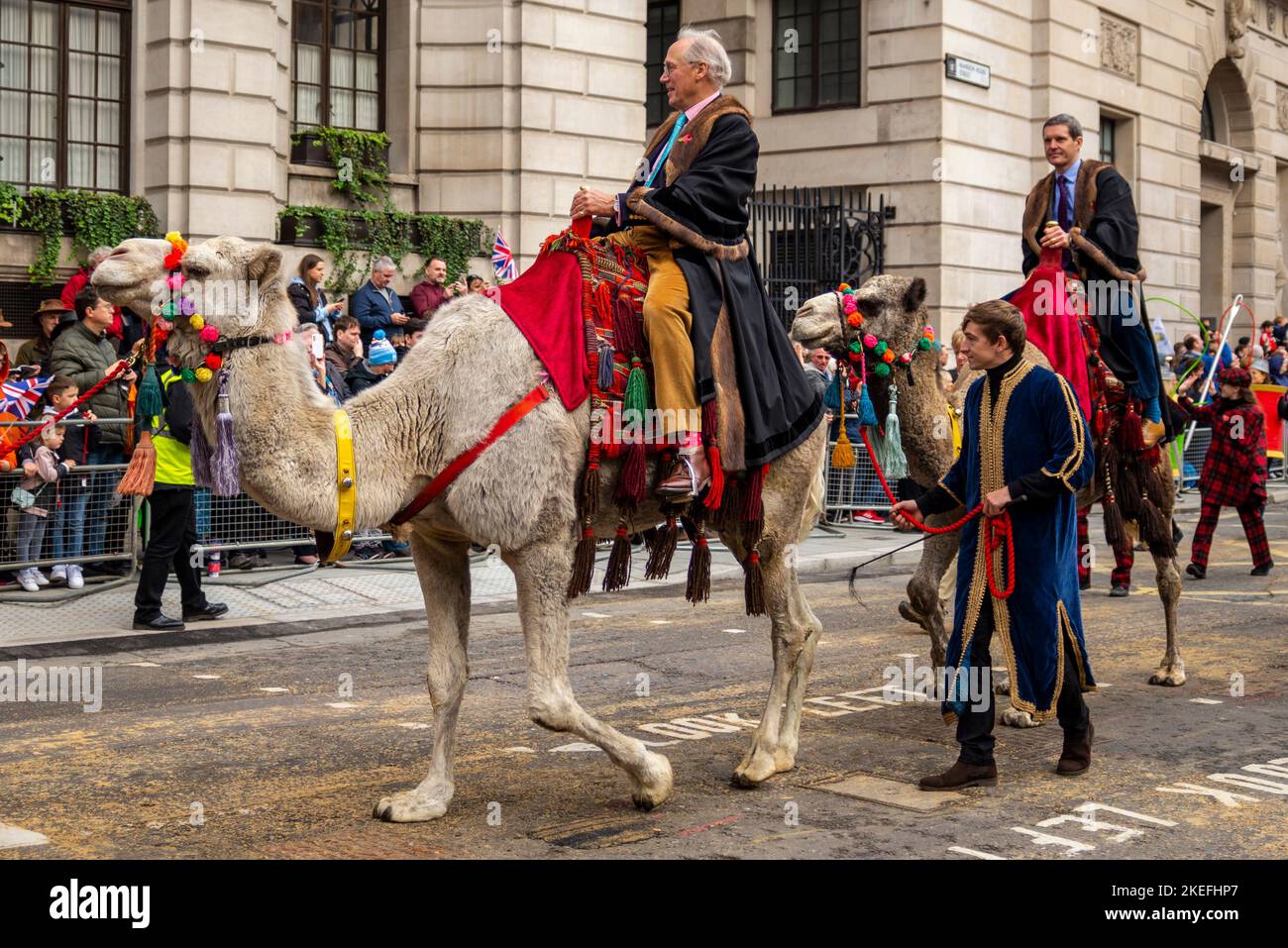 Geflügel, London, Großbritannien. 12. Nov, 2022. Die Lord Mayor’s Show ist über 800 Jahre alt und besteht in der Neuzeit aus tausenden von Teilnehmern, mit Dutzenden von Marschkapellen, Militäreinheiten, Kutschen, Tanztruppen, Hüpfburgen, Riesige Apparationen und zeremonielle Ausstellungen. Kamele auf der Straße Stockfoto