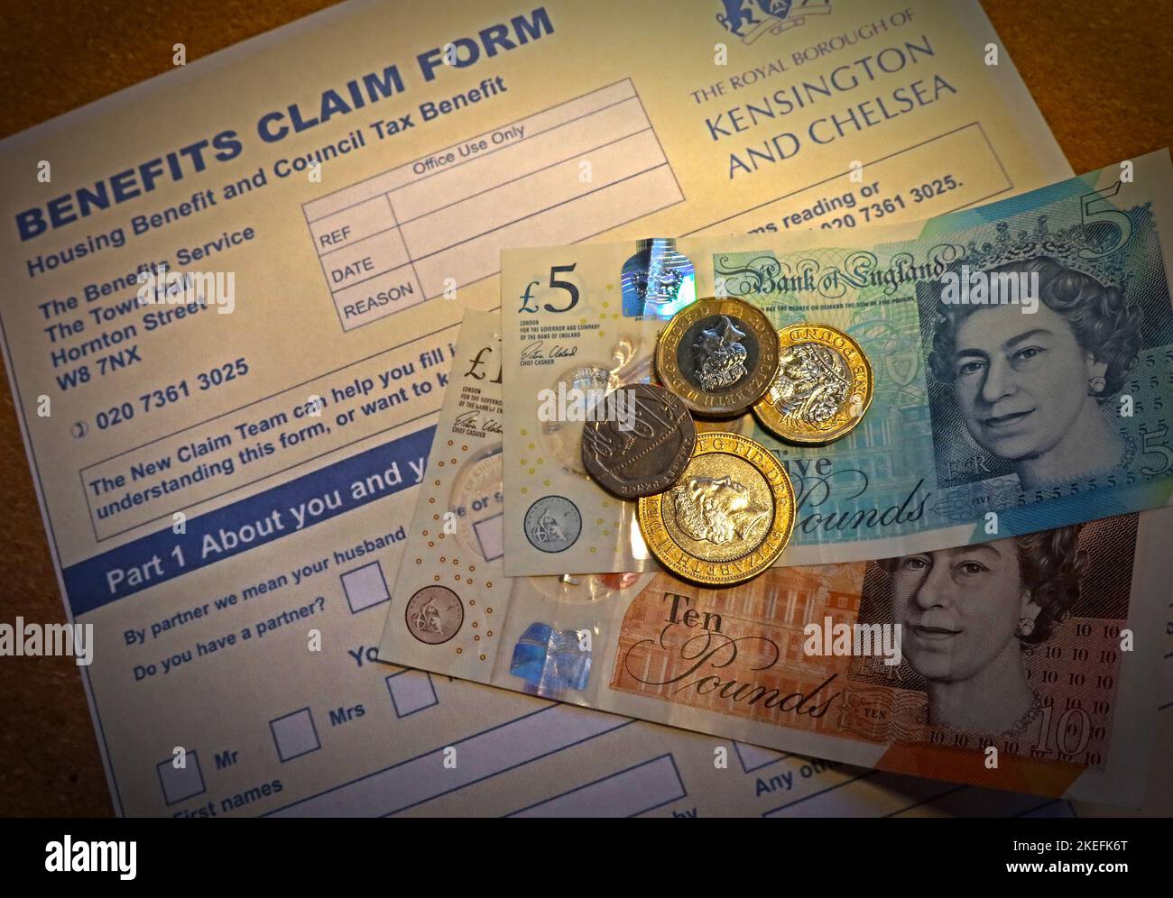 Formular für Leistungsansprüche, Formular für Wohngeld und Steuervorteile des Rates RBKC, mit Sterling-Bargeldscheinen Stockfoto