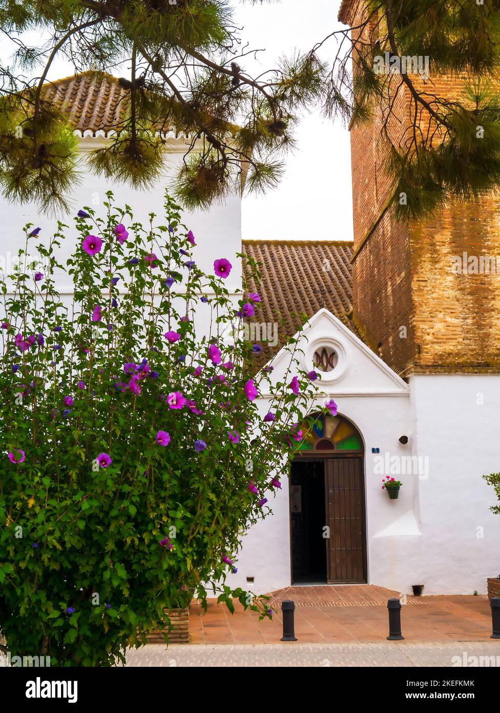 Die Pfarrkirche in Mijas befindet sich auf der Spitze des Dorfes, umgeben von spektakulären öffentlichen Gärten. Es ist die Kirche der Unbefleckten Empfängnis Stockfoto Die Pfarrkirche in Mijas befindet sich auf der Spitze des Dorfes, umgeben von spektakulären öffentlichen Gärten. Es ist die Kirche der Unbefleckten Empfängnis Stockfoto