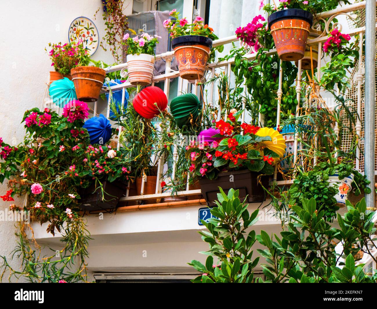 Das malerische Bergdorf Mijas in den Hügeln über der Costa Del Sol in Spanien, geschmückt mit Blumen und Streamer Stockfoto Das malerische Bergdorf Mijas in den Hügeln über der Costa Del Sol in Spanien, geschmückt mit Blumen und Streamer Stockfoto