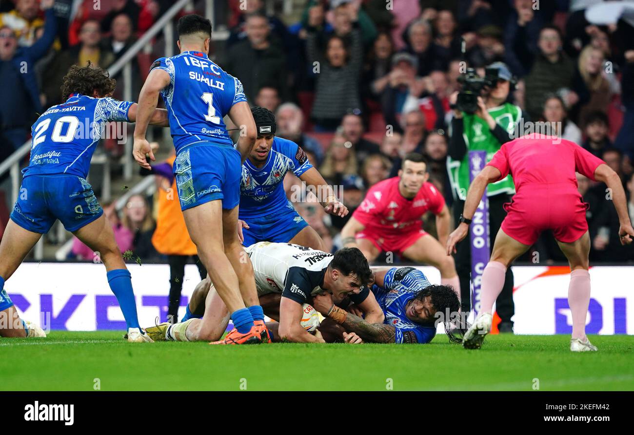 Der englische Herbie Farnworth taucht ein, um seine Seite beim Halbfinalspiel der Rugby League World Cup im Emirates Stadium in London zum dritten Mal zu versuchen. Bilddatum: Samstag, 12. November 2022. Stockfoto