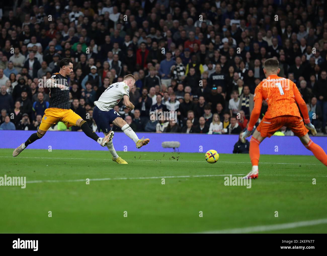 Tottenham Stadium, London England. 12.. November 2022. Premiership Football, Tottenham Hotspur gegen Leeds United; Dejan Kulusevski von Tottenham Hotspur beim Schuss Credit: Action Plus Sports/Alamy Live News Stockfoto