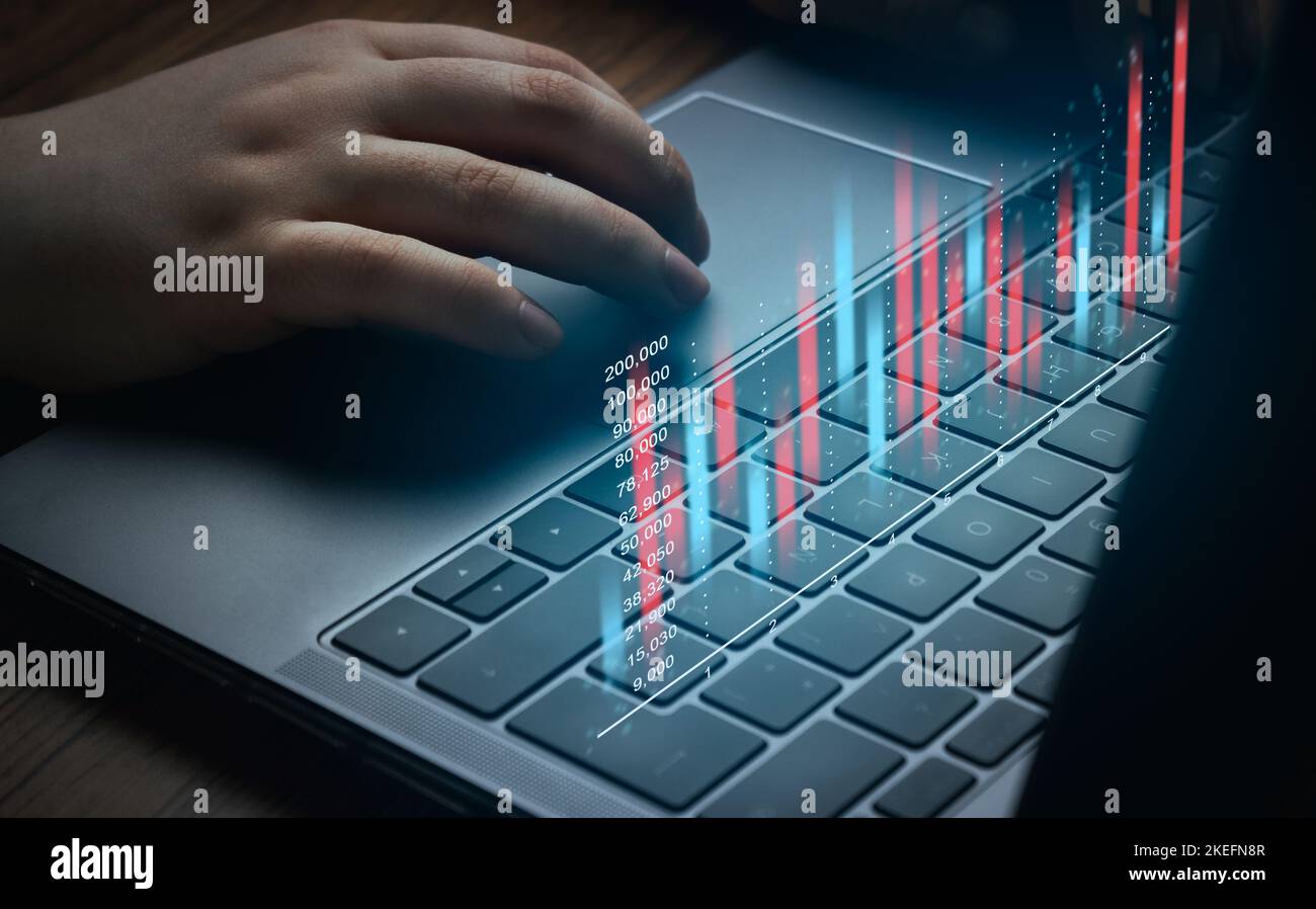 Frau, die Finanzdaten des Forex-Trading-Charts auf einem Laptop analysiert. Investmentfonds an der Börse und digitale Vermögenswerte. Finanztechnologie für Unternehmen. Stockfoto
