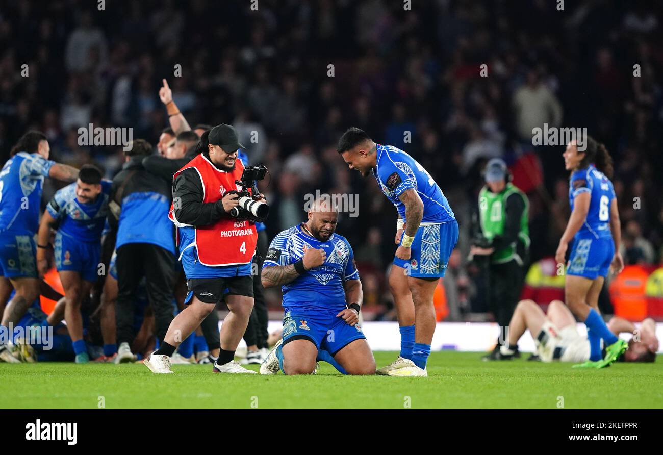 Samoa feiert nach dem Gewinn des Halbfinalspiels der Rugby League im Emirates Stadium, London. Bilddatum: Samstag, 12. November 2022. Stockfoto