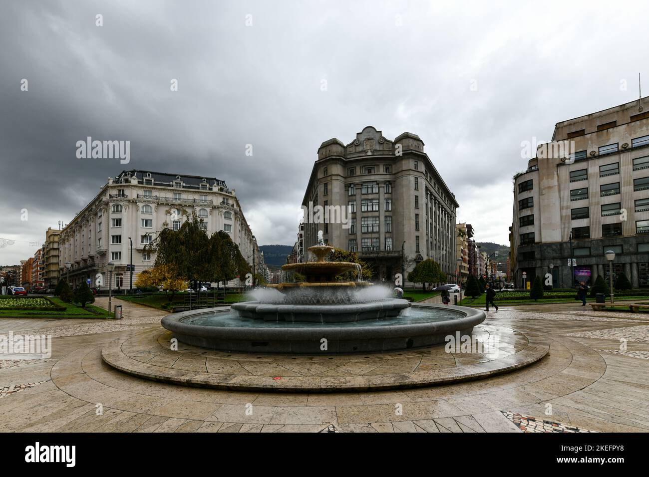Bilbao, Spanien - 26. Nov 2021: Plaza de Federico Moyua oder Elliptischer Platz im Stadtzentrum, mit Blumenbeeten im englischen und französischen Stil, modernem Stahll Stockfoto