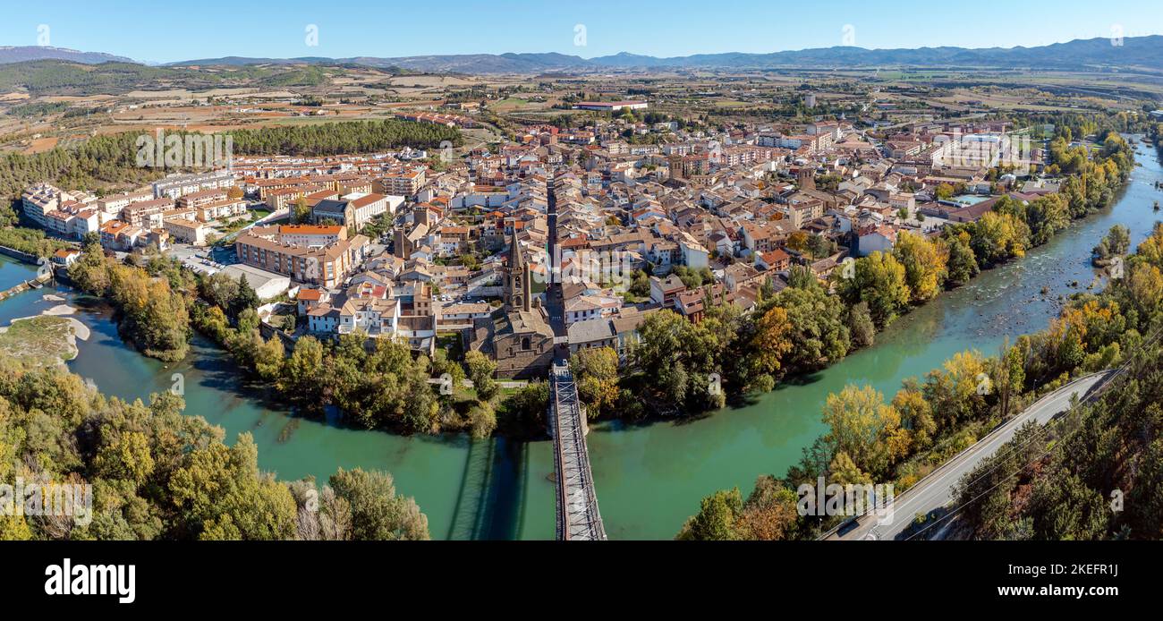 Panorama-Luftaufnahme der Stadt Sanguesa und der spanischen Gemeinde der Comunidad Foral de Navarra. Die durchschnittliche Bevölkerung beträgt 5002 Einwohner. Stockfoto