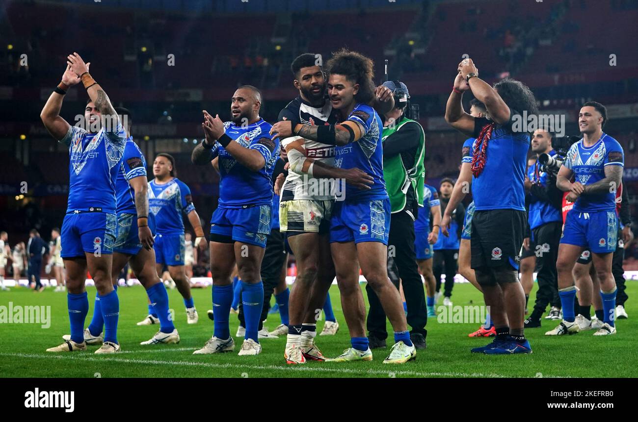 Samoa feiert nach dem Gewinn des Halbfinalspiels der Rugby League im Emirates Stadium, London. Bilddatum: Samstag, 12. November 2022. Stockfoto