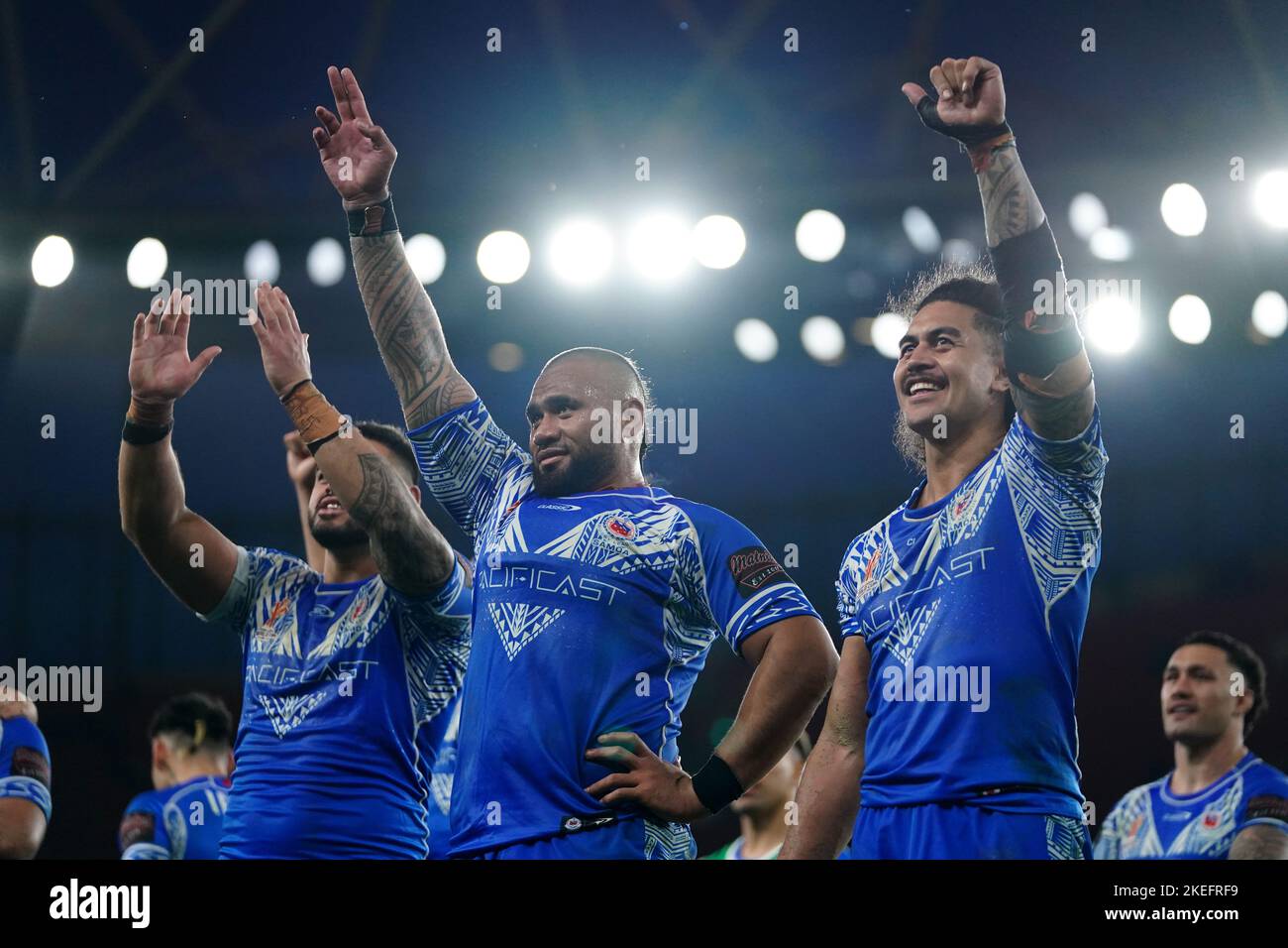 Samoa feiert nach dem Gewinn des Halbfinalspiels der Rugby League im Emirates Stadium, London. Bilddatum: Samstag, 12. November 2022. Stockfoto