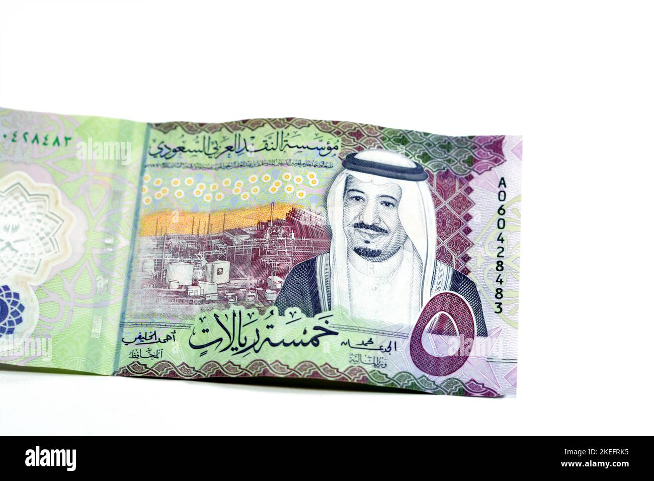 Die Vorderseite des neuen Polymers 5 SAR Five Saudi Arabia riyals Cash Money Banknote Bill Series 1441 AH zeigt die Shaybah-Ölraffinerie in Rub' al Khali Stockfoto