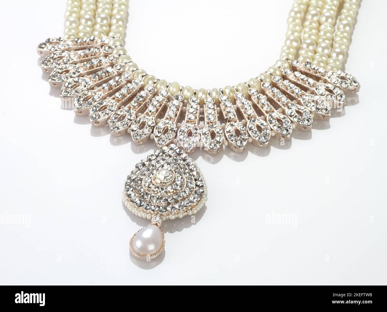Moderne komplizierte indische Schmuck Diamant Halskette auf weißem Hintergrund Stockfoto