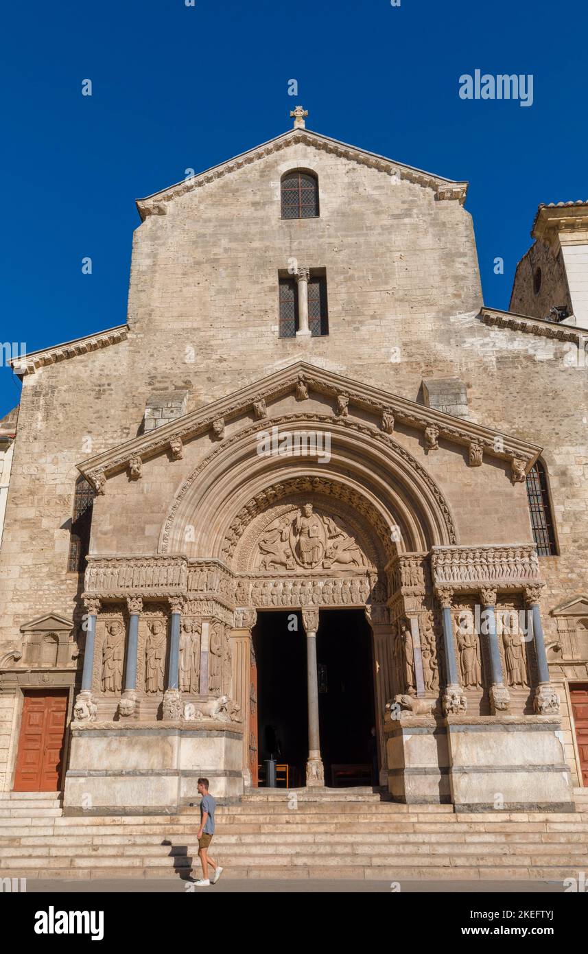 Die Fassade der Kirche von St.Trophime, Arles, Provence-Alpes-Cote d'Azur, Frankreich, Westeuropa Stockfoto