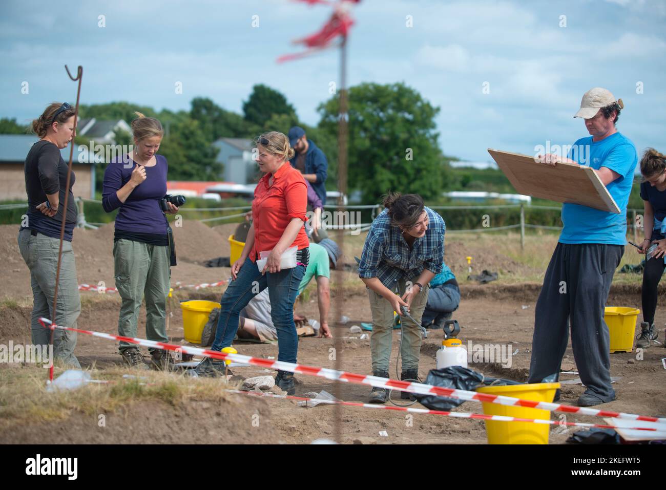 Universitätsstudenten, die im Rahmen ihres Studiums einen archäologischen Feldkurs absolvieren, Abschluss, Ipplepen, Devon, Großbritannien Stockfoto