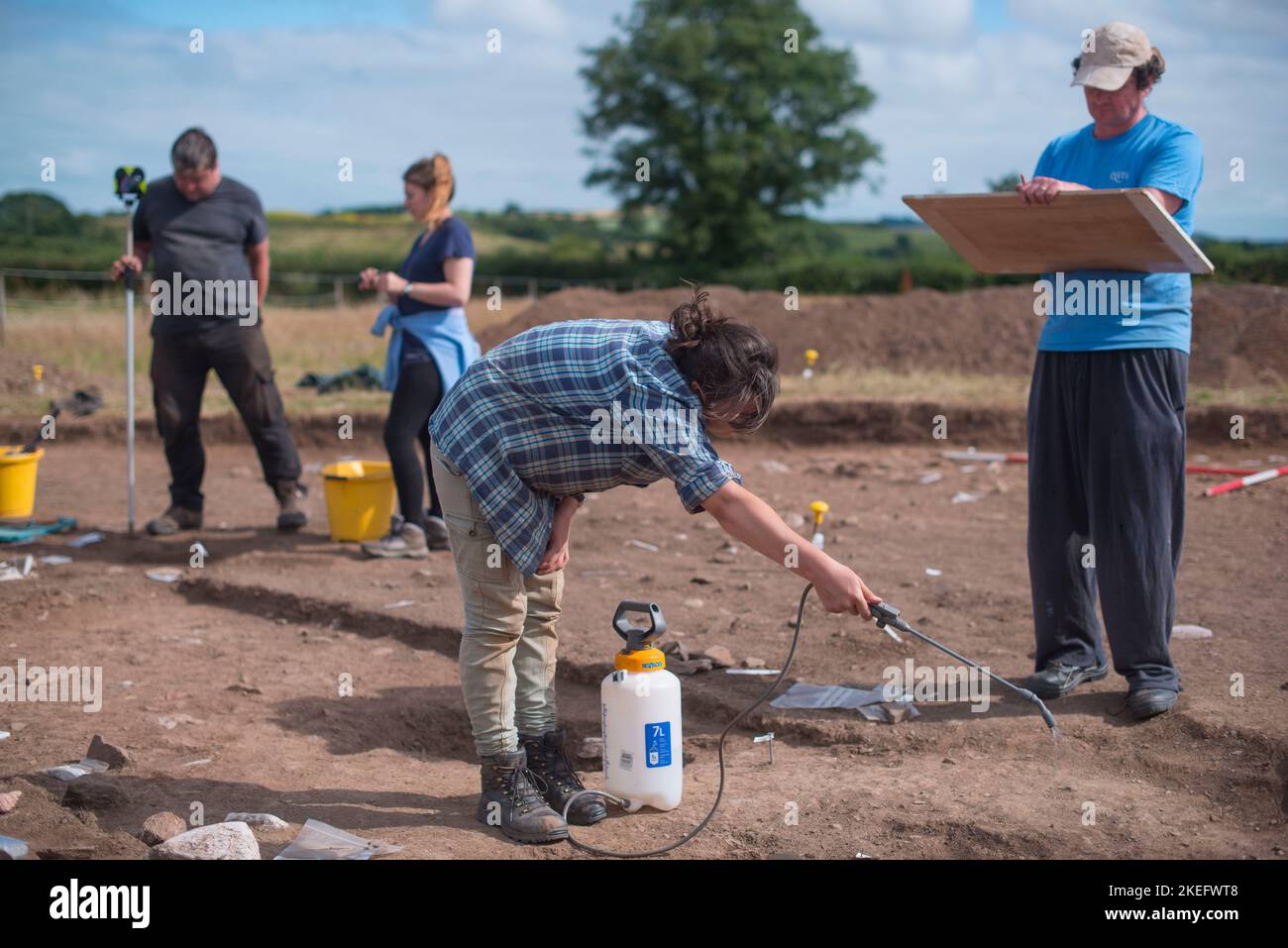 Universitätsstudenten, die im Rahmen ihres Studiums einen archäologischen Feldkurs absolvieren, Abschluss, Ipplepen, Devon, Großbritannien Stockfoto