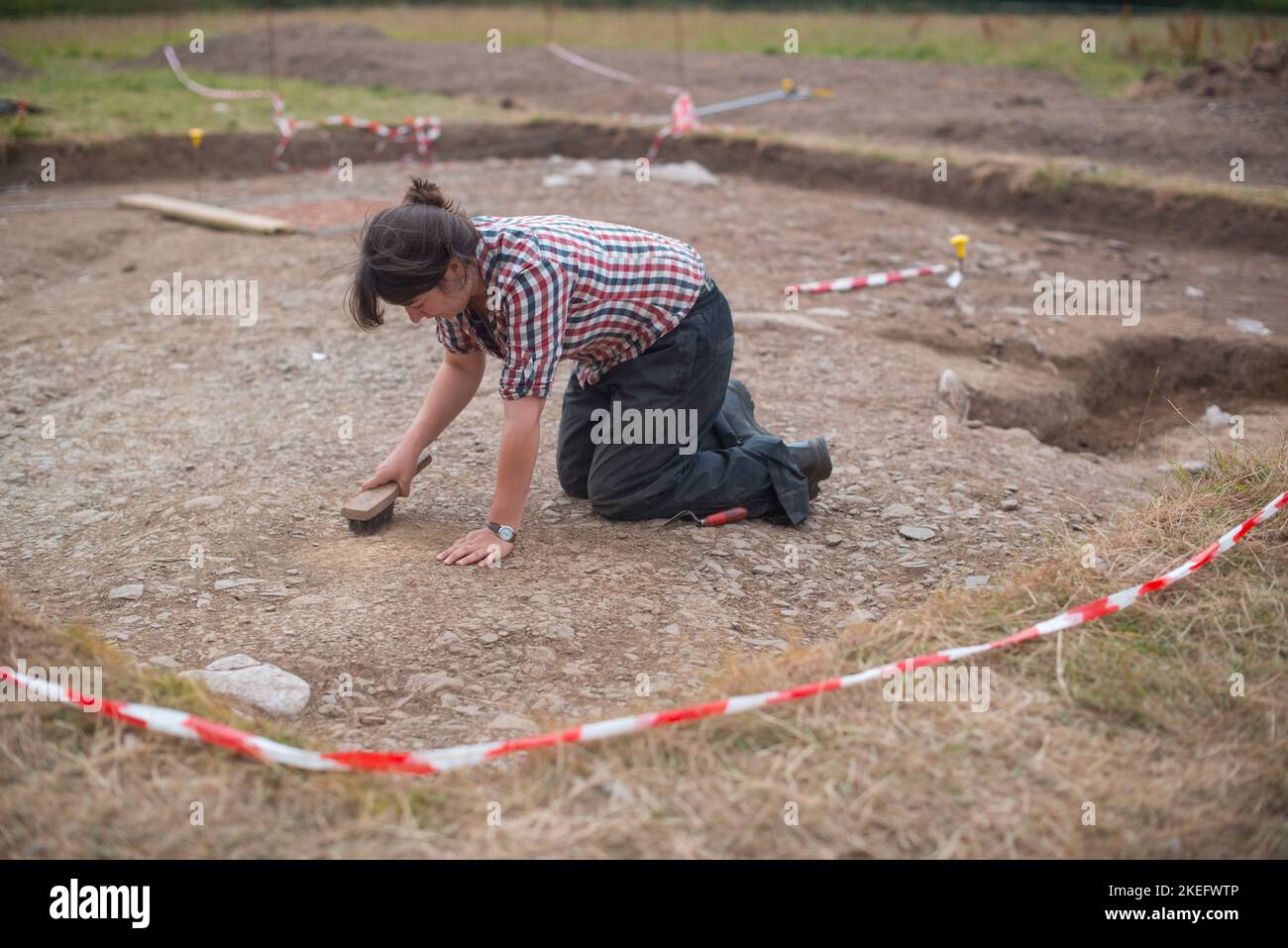 Universitätsstudenten, die im Rahmen ihres Studiums einen archäologischen Feldkurs absolvieren, Abschluss, Ipplepen, Devon, Großbritannien Stockfoto