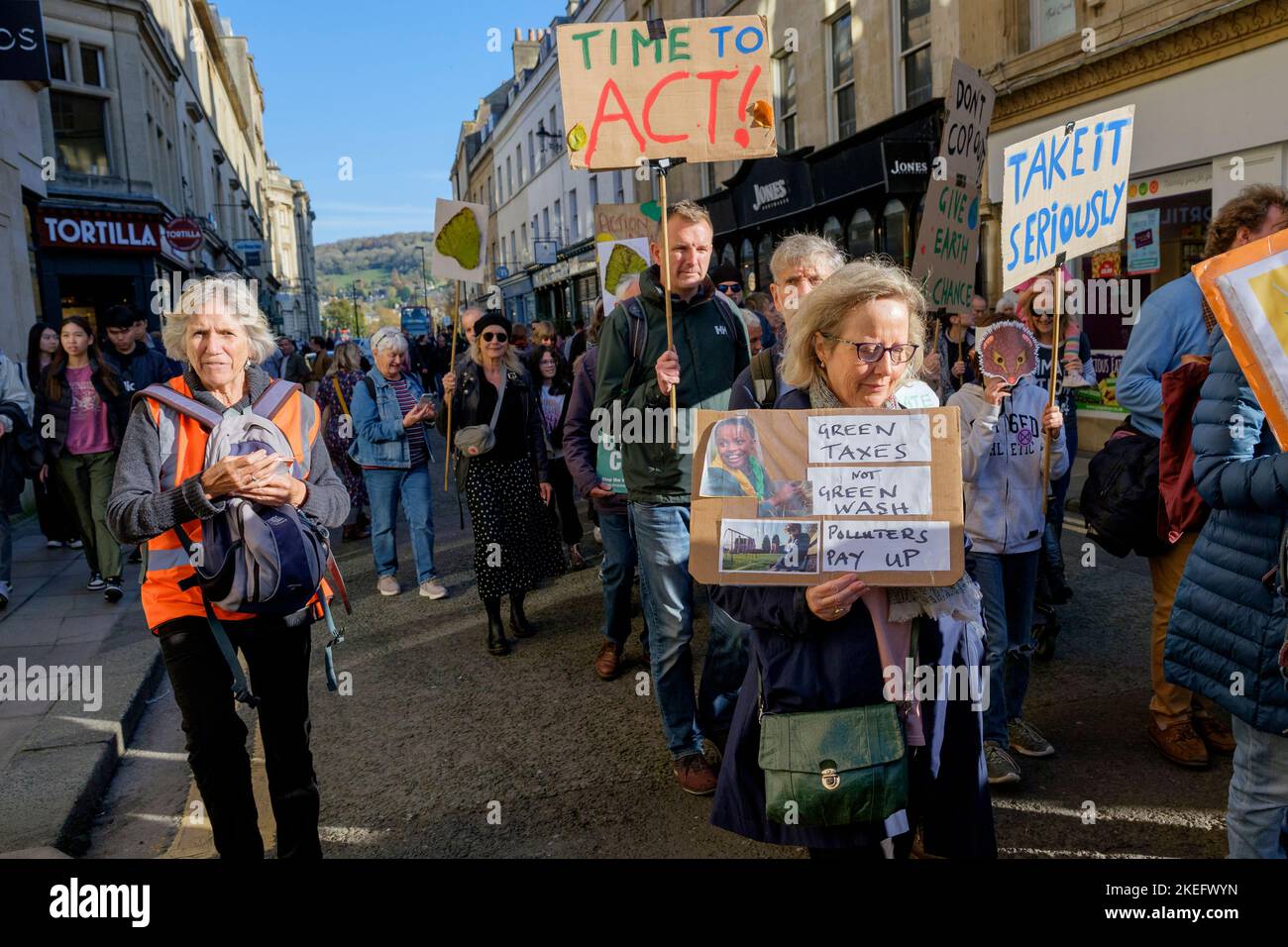 Bath, Großbritannien. 12.. November 2022. Die Demonstranten, die Plakate und Schilder zum Klimawandel tragen, sind abgebildet, während sie an einem protestmarsch zum Klimawandel durch das Zentrum von Bath teilnehmen. Der COP 27-Protest in Bath war Teil eines globalen Aktionstages, an dem Menschen heute weltweit auf die Straße gingen, um die Staats- und Regierungschefs der Welt dazu zu bewegen, beim Treffen ihrer Verhandlungsführer in Ägypten auf der COP 2022 der UN-Klimakonferenz zu handeln. Quelle: Lynchpics/Alamy Live News Stockfoto