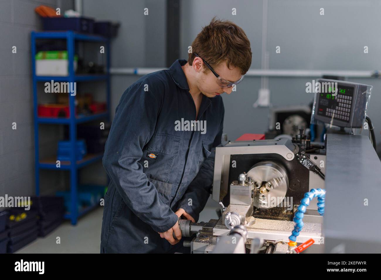 Ein Student im Ingenieurwesen, der Werkzeuge in einem Ingenieurzentrum, einer Hochschule oder einer Universität verwendet. Stockfoto