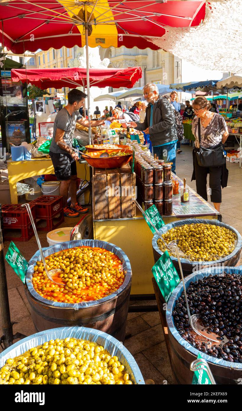 Marktstand für den Verkauf von Oliven in Aix-en-Provence, Provence-Alpes-Cote d'Azur, Frankreich, Westeuropa Stockfoto