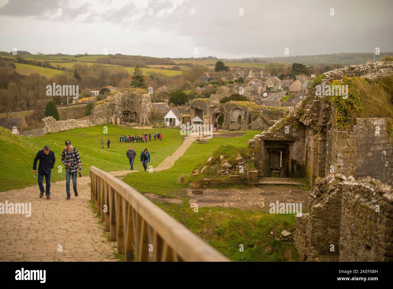 Bild von Jim Wileman 07/02/2017 Lucy Mangan auf einer Tour durch das Land Enid Blyton. Corfe Castle. Stockfoto