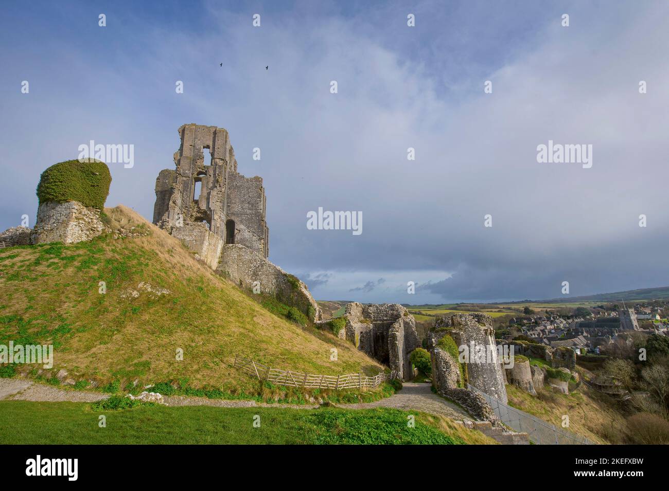 Bild von Jim Wileman 07/02/2017 Lucy Mangan auf einer Tour durch das Land Enid Blyton. Corfe Castle. Stockfoto