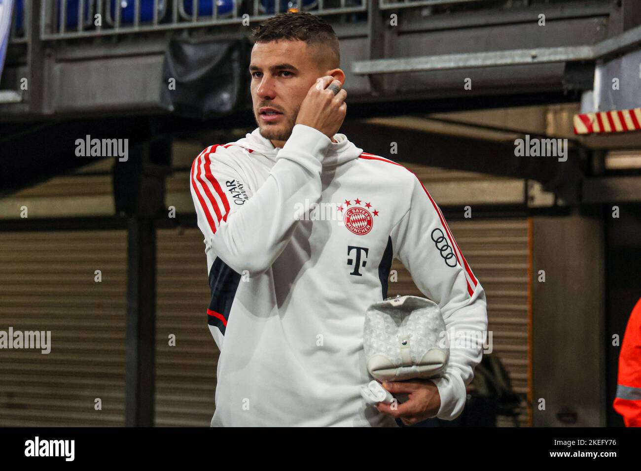 GELSENKIRCHEN, DEUTSCHLAND - 12. NOVEMBER: Lucas Hernandez von Bayern München beim Bundesligaspiel zwischen FC Schalke 04 und Bayern München in der Veltins Arena am 12. November 2022 in Gelsenkirchen, Deutschland (Foto: Marcel ter Bals/Orange Picles) Stockfoto