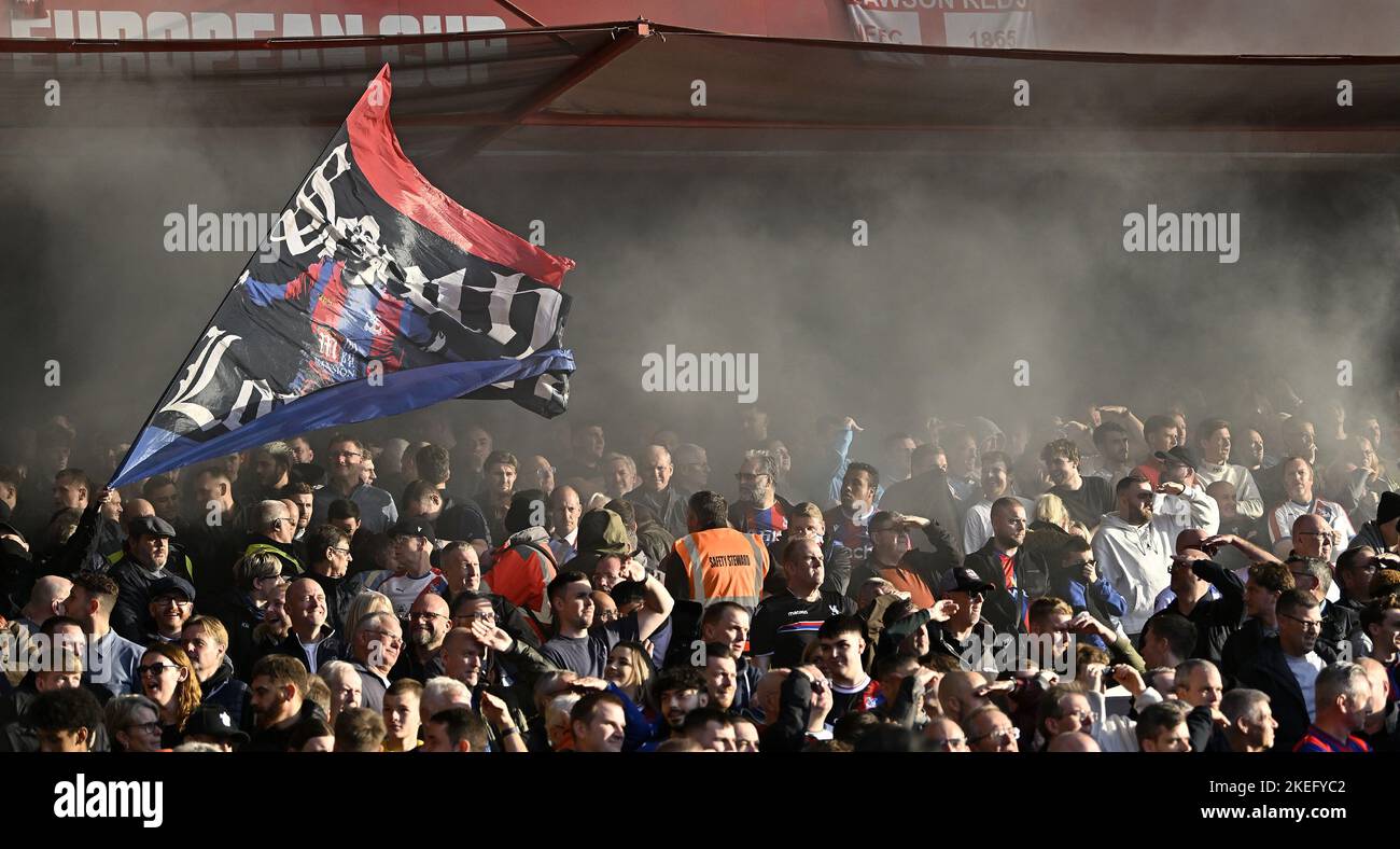 Nottingham, Nottinghamshire, Großbritannien. 12.. November 2022. Die Crystal Palace-Fans ließen während des Spiels der Crystal Palace Premier League in Nottingham Forest V auf dem City Ground, Nottingham, Großbritannien, eine Rauchbombe los. Quelle: MARTIN DALTON/Alamy Live News Stockfoto