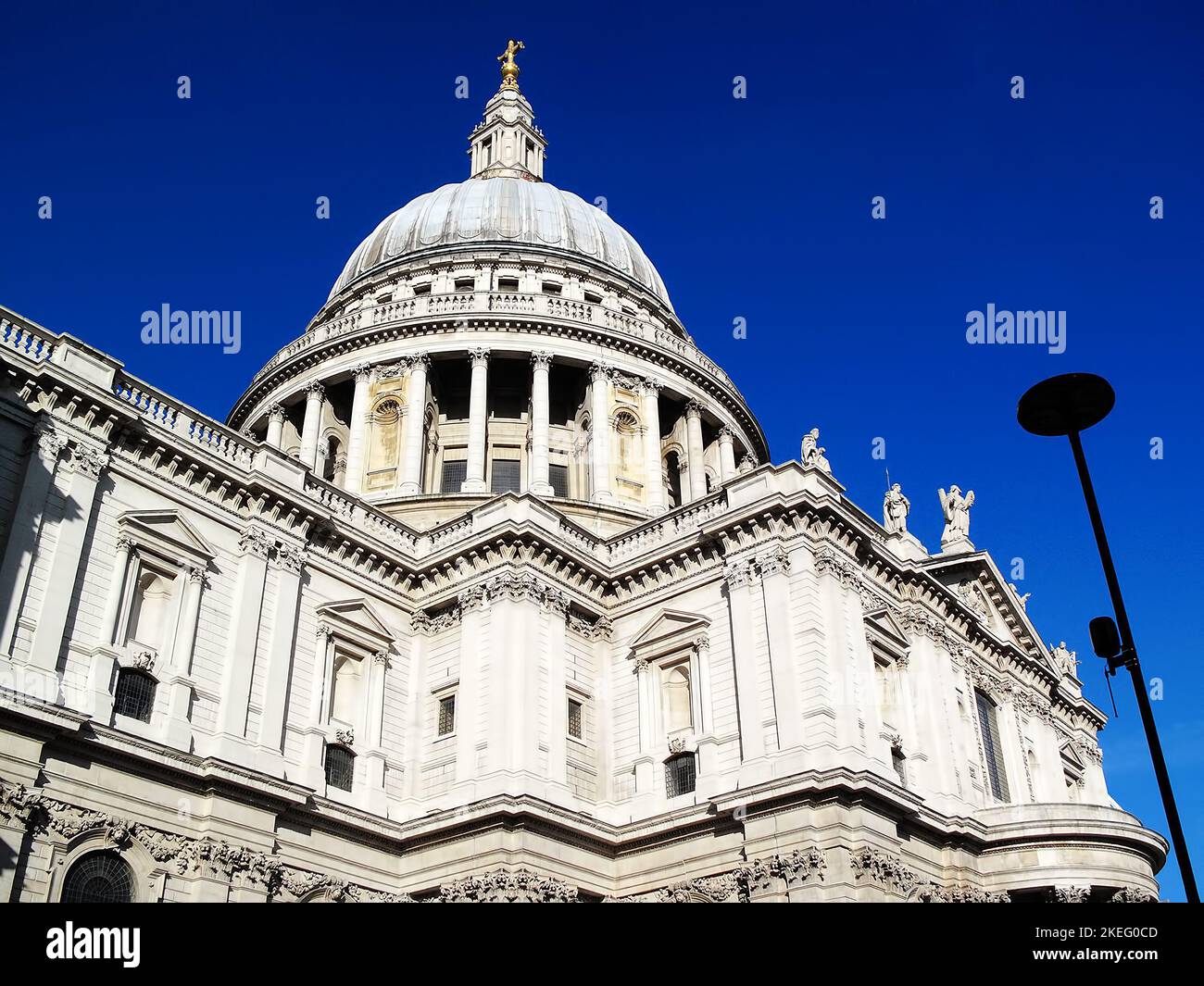 Die St. Paul’s Cathedral in London, die nach dem großen Brand von London 1666 erbaut wurde, ist Christopher Wrens Meisterwerk und einer der wichtigsten Touristenattraktionen Stockfoto