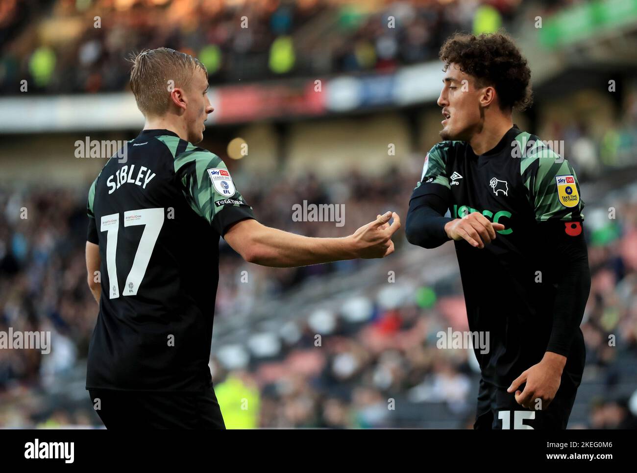 Haydon Roberts von Derby County (rechts) feiert das erste Tor seiner Mannschaft mit Teamkollege Louie Sibley während des Sky Bet League One-Spiels im Stadium MK, Milton Keynes. Bilddatum: Samstag, 12. November 2022. Stockfoto