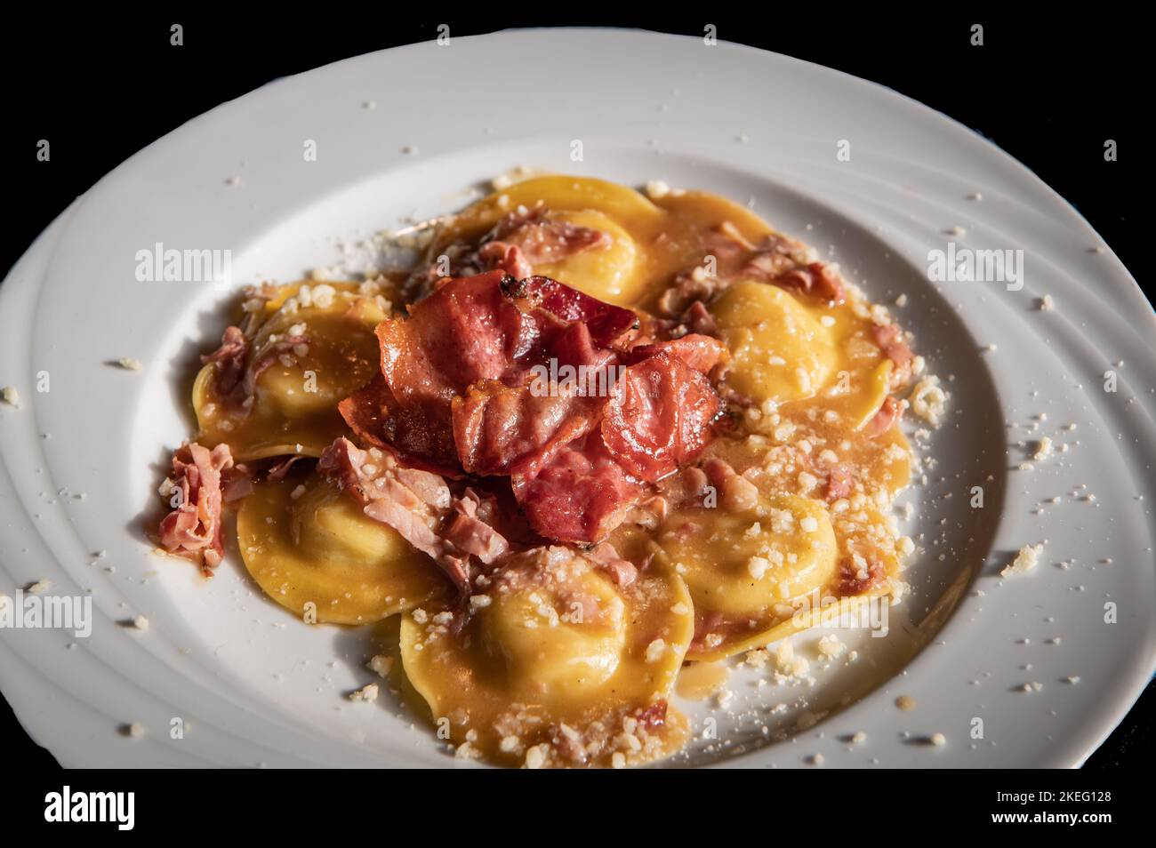 Handgemachte Agnolotti mit Speck, Ravioli-Typ, typisch italienische ...