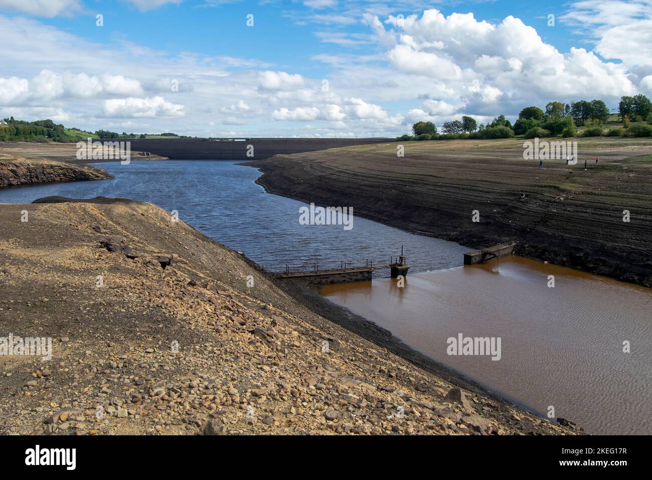 Der ehemalige Staudamm und das Sluice Gate erscheinen bei Low Water am Baitings Dam, West Yorkshire Stockfoto