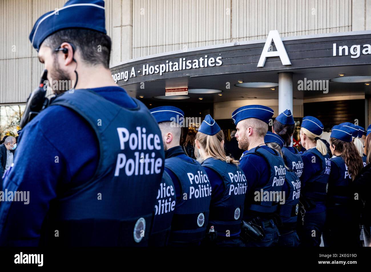 Die Abbildung zeigt einen Wächter des Huhns für den Polizisten, der am vergangenen Donnerstag bei einem Messer-Angriff verletzt wurde, als er das Krankenhaus verlässt, UZ Jette, Samstag, 12. November 2022. BELGA FOTO HATIM KAGHAT Stockfoto