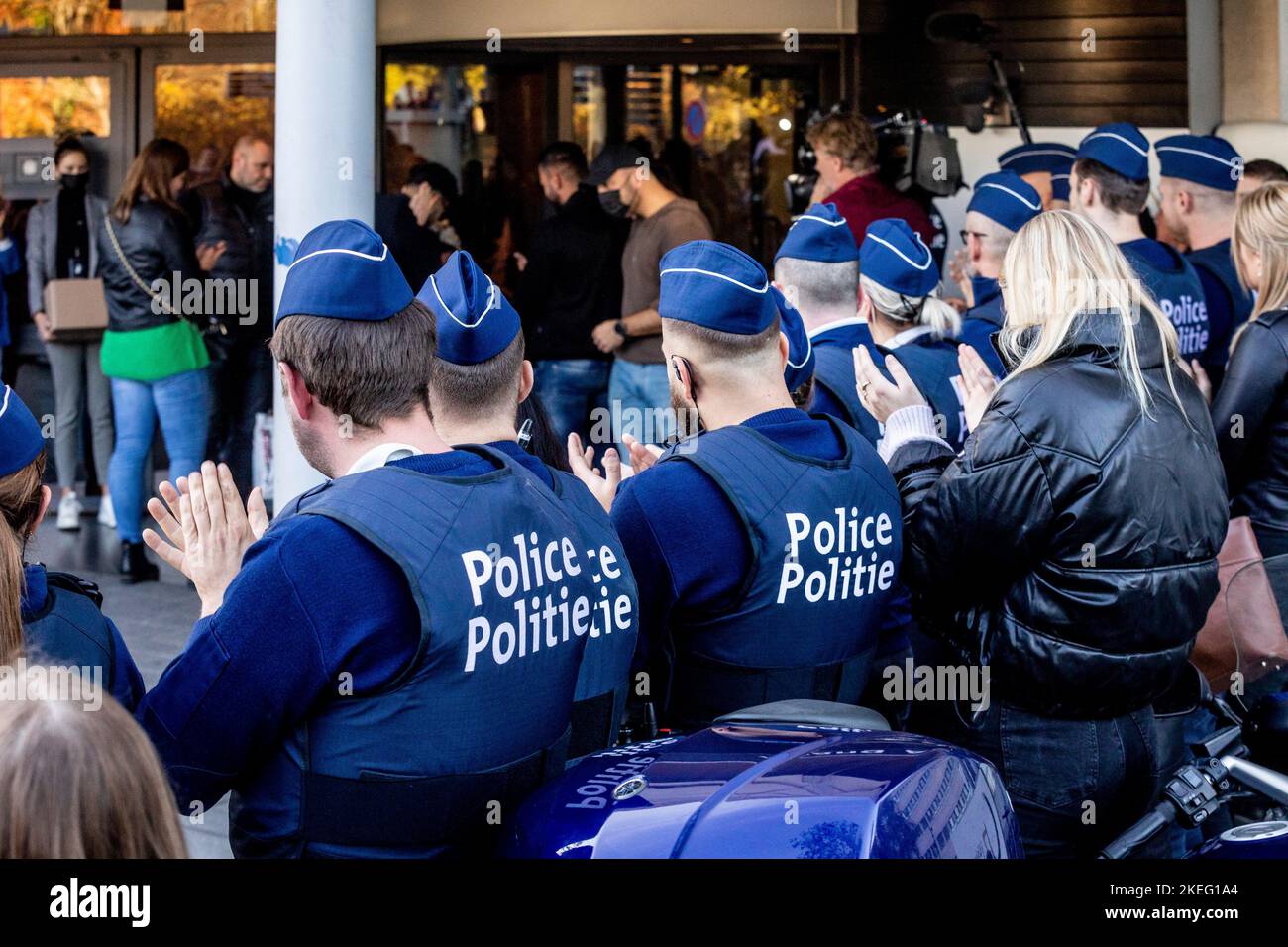 Die Abbildung zeigt einen Wächter des Huhns für den Polizisten, der am vergangenen Donnerstag bei einem Messer-Angriff verletzt wurde, als er das Krankenhaus verlässt, UZ Jette, Samstag, 12. November 2022. BELGA FOTO HATIM KAGHAT Stockfoto