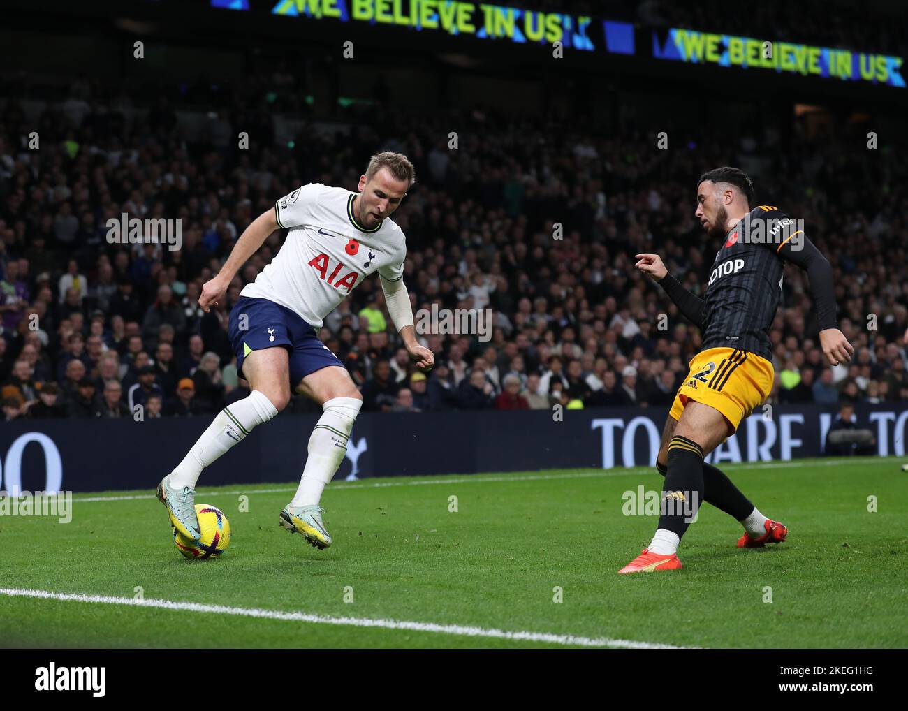 Tottenham Stadium, London England. 12.. November 2022. Premiership Football, Tottenham Hotspur versus Leeds United; Harry Kane von Tottenham Hotspur drages the Ball back in frtont of Sam Greenwood of Leeds United Credit: Action Plus Sports/Alamy Live News Stockfoto