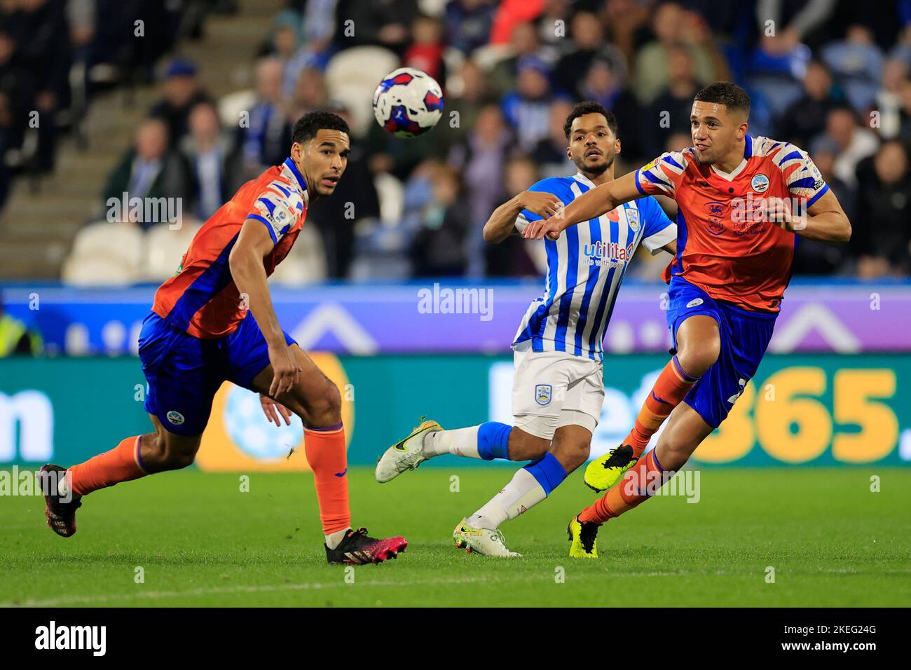 Duane Holmes #19 von Huddersfield Town übergibt den Ball über Ben Cabango #5 von Swansea City während des Sky Bet Championship-Spiels Huddersfield Town gegen Swansea City im John Smith's Stadium, Huddersfield, Großbritannien, 12.. November 2022 (Foto by Conor Molloy/News Images) Stockfoto