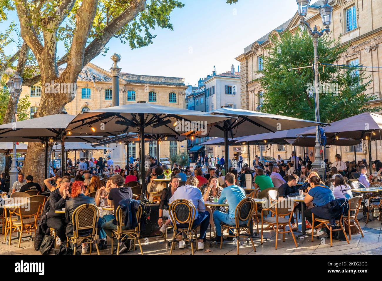 Menschen, die in einem Outdoor Cafe, Aix-en-Provence, Provence-Alpes-Cote d'Azur, Frankreich, Westeuropa essen und trinken Stockfoto