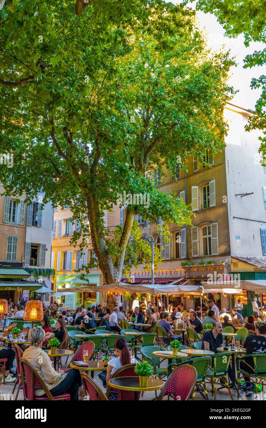 Menschen, die in einem Outdoor Cafe, Aix-en-Provence, Provence-Alpes-Cote d'Azur, Frankreich, Westeuropa essen und trinken Stockfoto