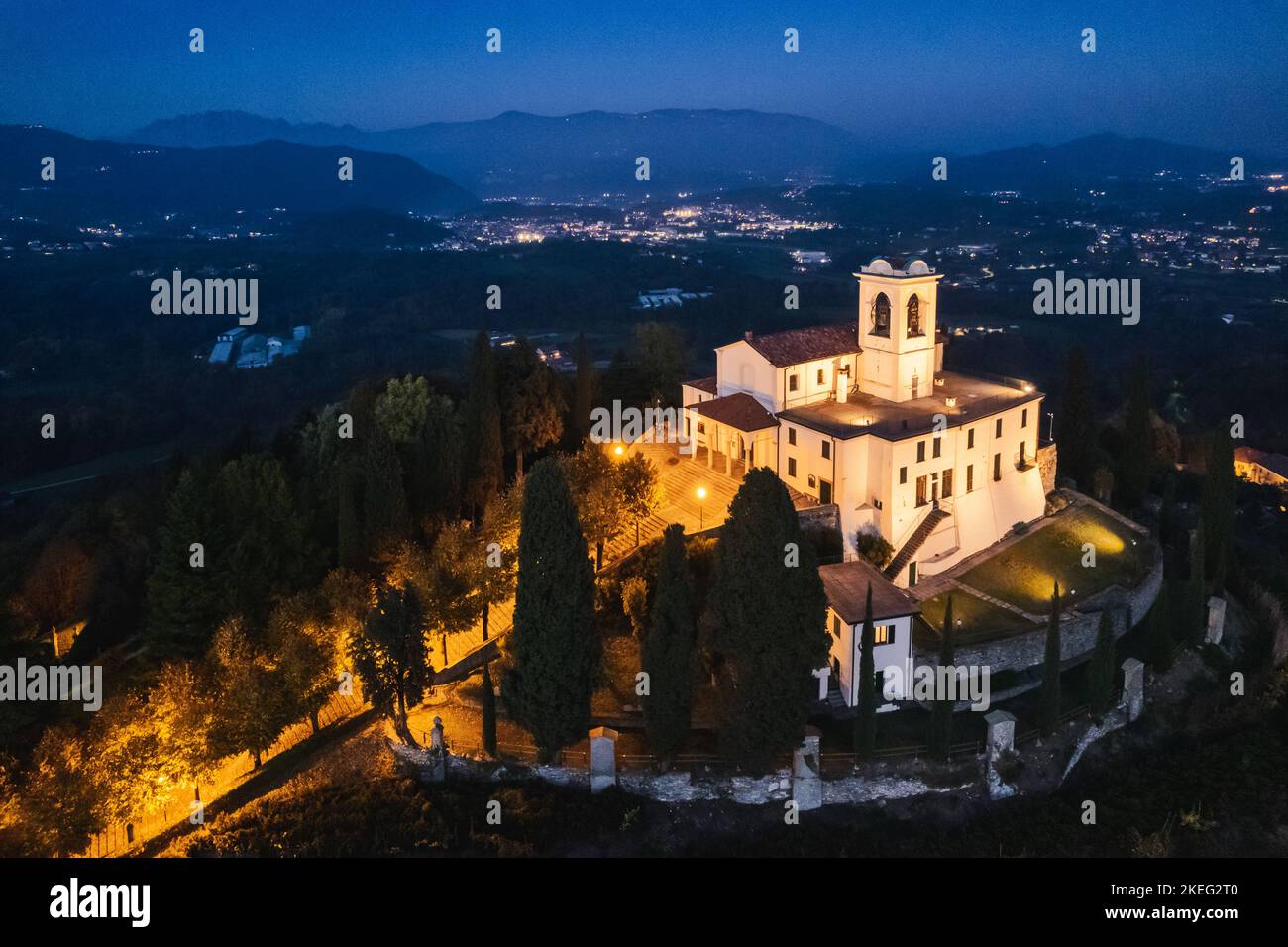 Luftaufnahme der schönen Kirche während der Morgendämmerung, Montevecchia, Lombardei, Italien Stockfoto