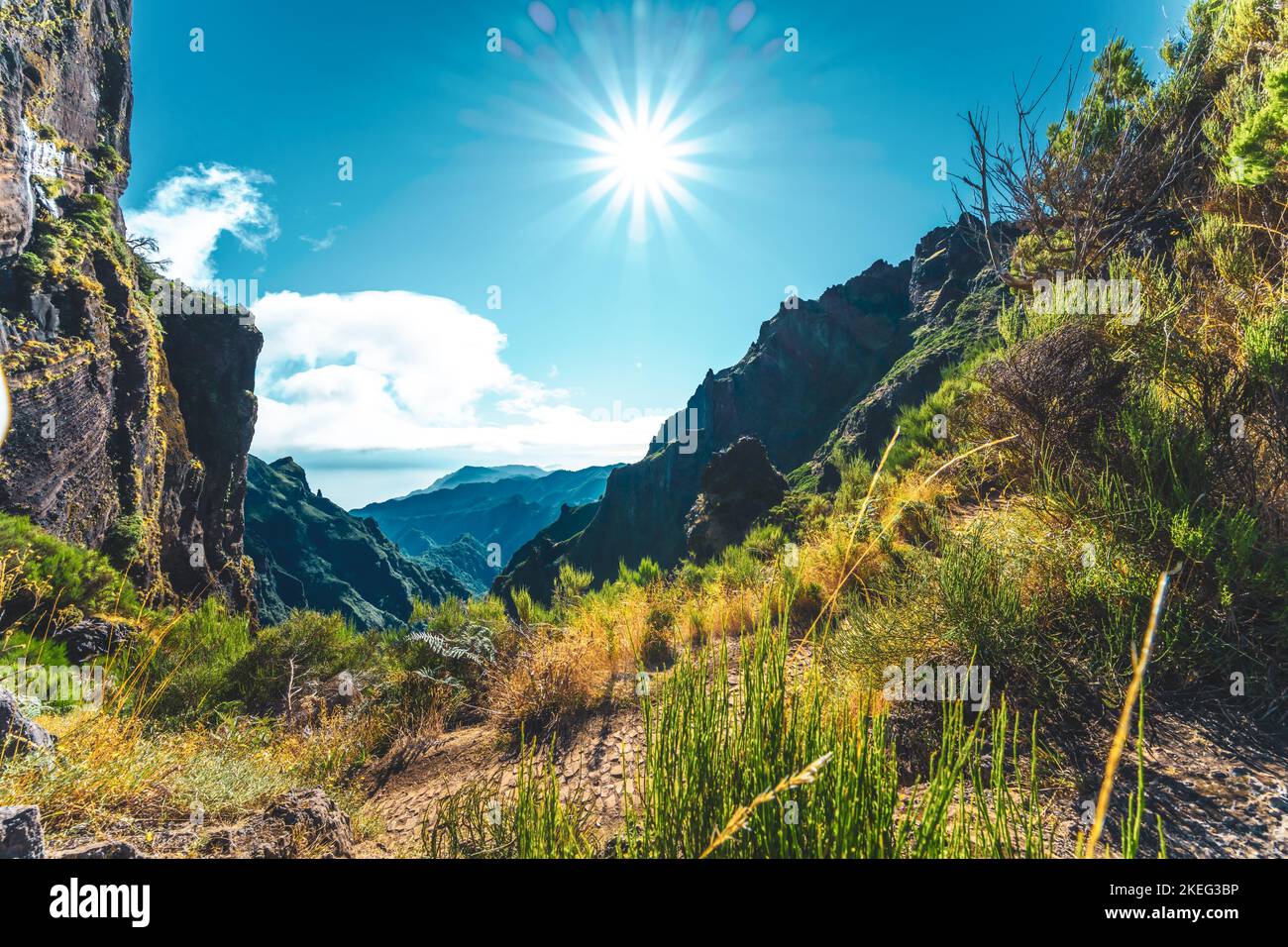 Beschreibung: Schöner Wanderweg zum Pico Ruivo am späten Morgen. Pico do Arieiro, Madeira, Portugal, Europa. Stockfoto