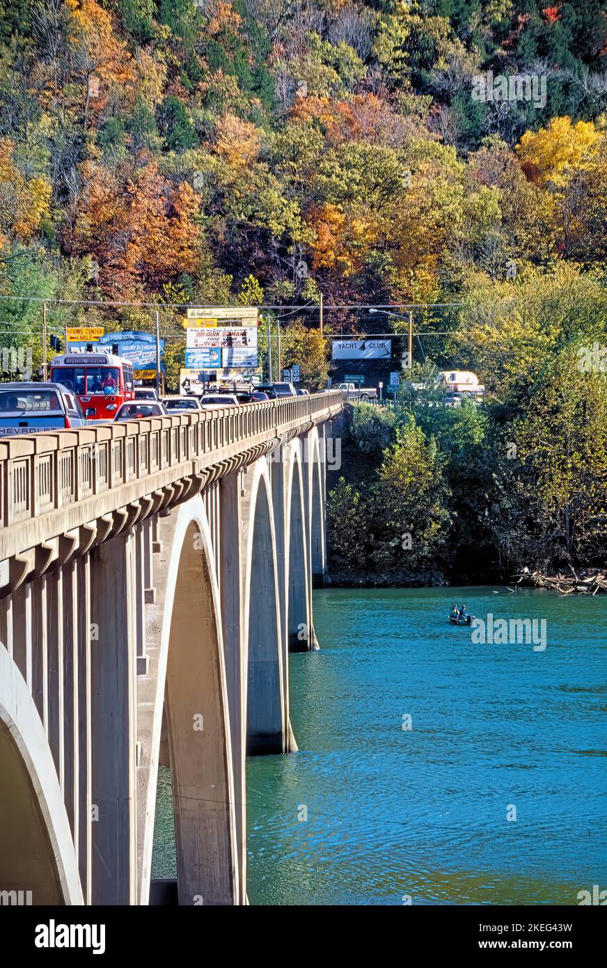 Branson, Missouri USA 29. September 2001: Die alte Highway 65-Brücke erstreckt sich über den Lake Taneycomo in Branson, Missouri. Der Beton fünf-Spannweite offen-sp Stockfoto