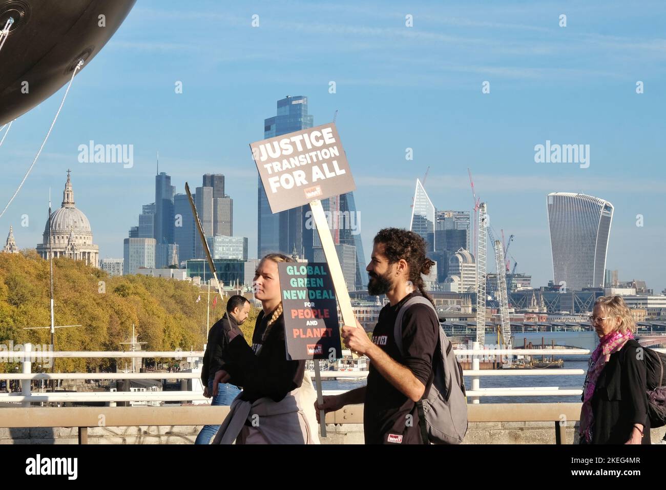 London, Großbritannien. 12.. November 2022. Klimaaktivisten verschiedener Organisationen versammelten sich und marschierten, nachdem ägyptische Gruppen auf der Cop 27 zu weltweiten Protesten aufgerufen hatten, um die Ursachen der Klimakrise, Ungerechtigkeiten zu bekämpfen und den Übergang zu erneuerbaren Energien zu fördern. Londoner Aktivisten hoben den Fall des inhaftierten Schriftstellers Alaa Abd El-Fattah und den Tod von Mahsa Amini und Chris Kaba in Polizeigewahrsam hervor. Kredit: Elfte Stunde Fotografie/Alamy Live Nachrichten Stockfoto