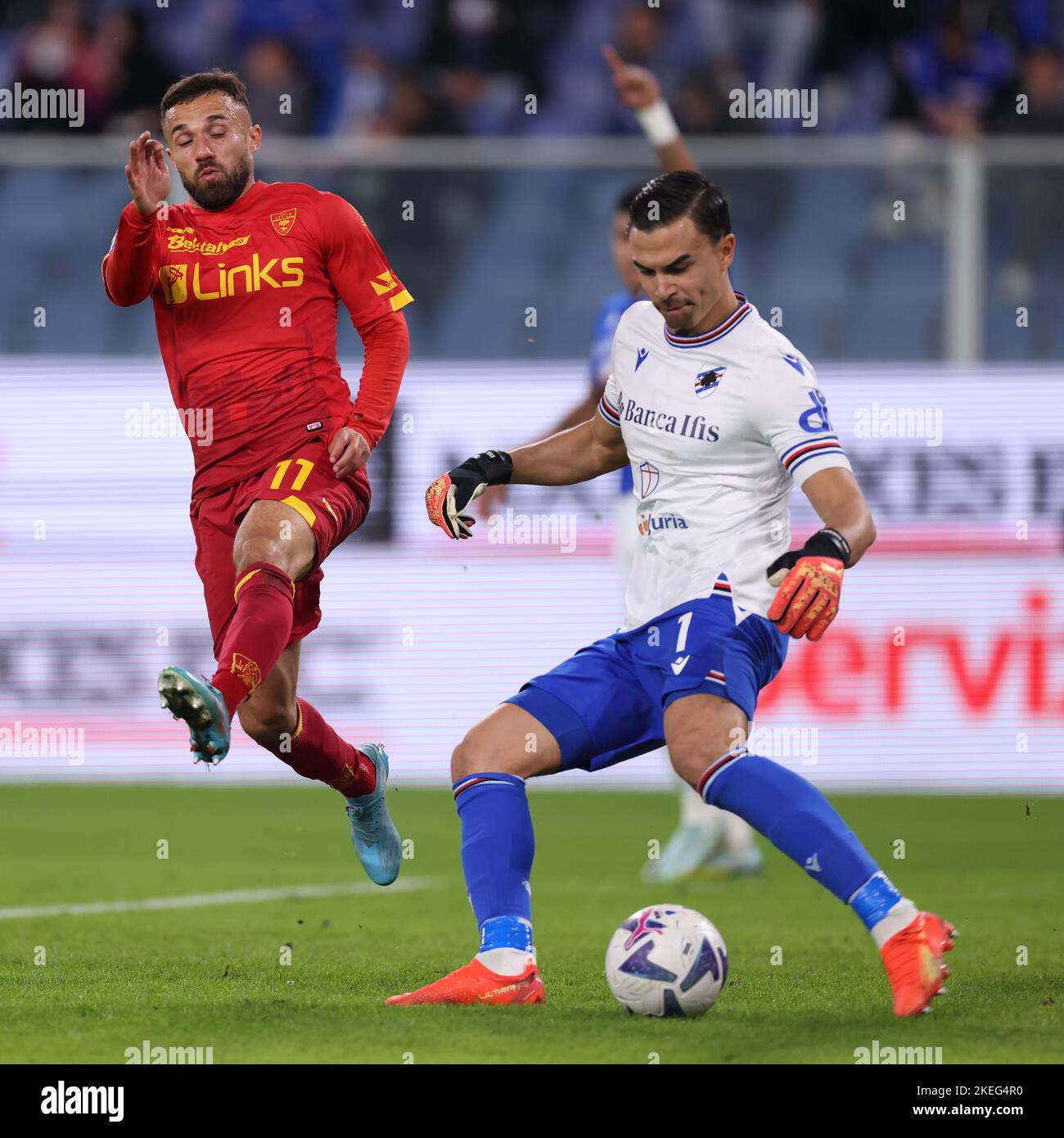 Genua, Italien, 12.. November 2022. Federico Di Francesco von US Lecce schließt sich Emil Audero von UC Sampdoria an, als er während des Serie-A-Spiels bei Luigi Ferraris, Genua, den Ball freigibt. Bildnachweis sollte lauten: Jonathan Moscrop / Sportimage Kredit: Sportimage/Alamy Live News Stockfoto