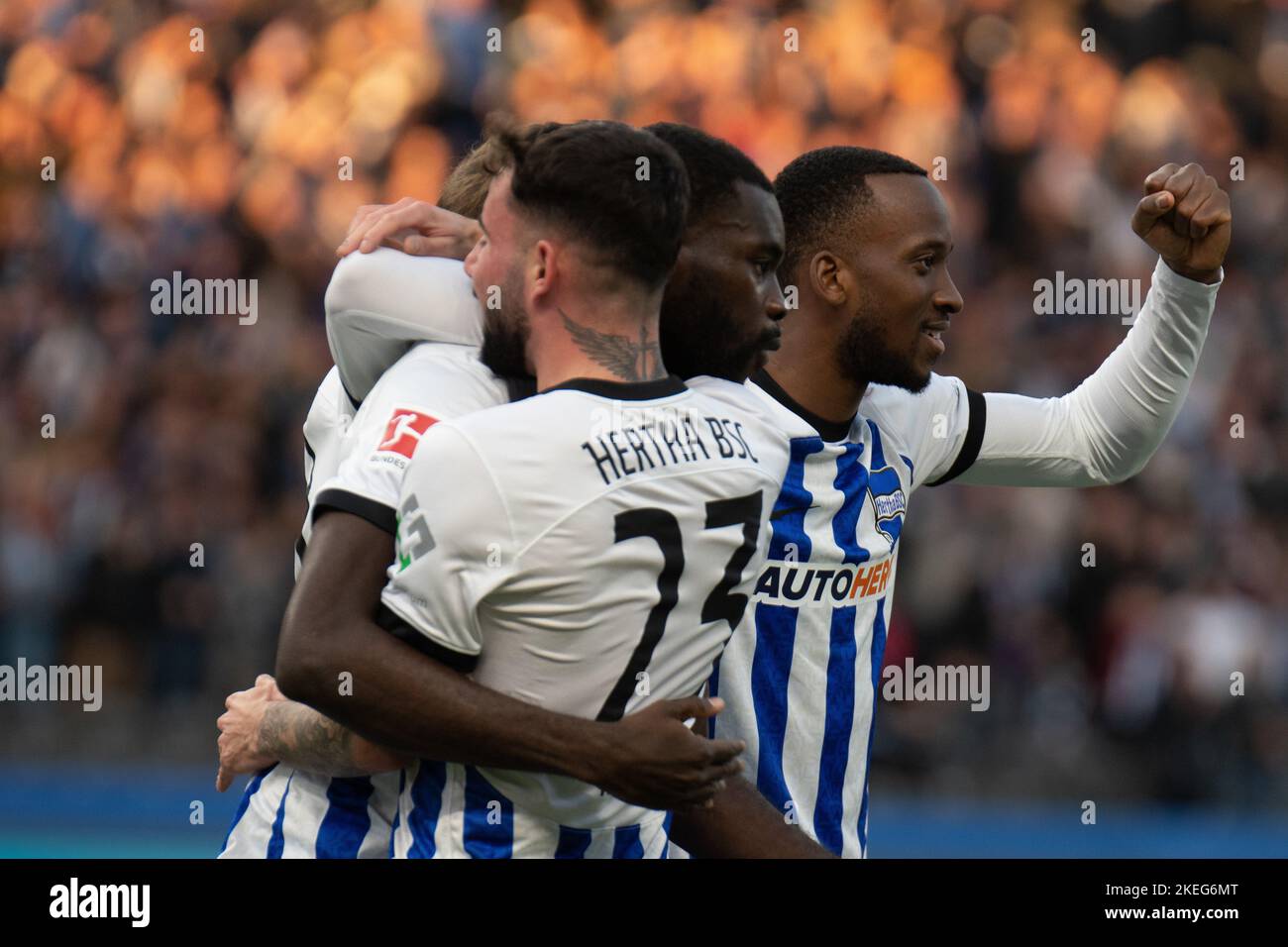 Berlin, Berlin, Deutschland. 12.. November 2022. Hertha BSC-Stürmer WILFRIED KANGA (18, Mitte rechts) wird von Teamkollege MARCO RICHTER (23, vorne) umarmt, als Teamkollege DODI LUKEBAKIO (14, rechts) am 12. November 2022 im Berliner Olympiastadion das erste Tor beim Bundesliga-Spiel Hertha BSC gegen den FC Köln feiert. (Bild: © Kai Dambach/ZUMA Press Wire) Stockfoto