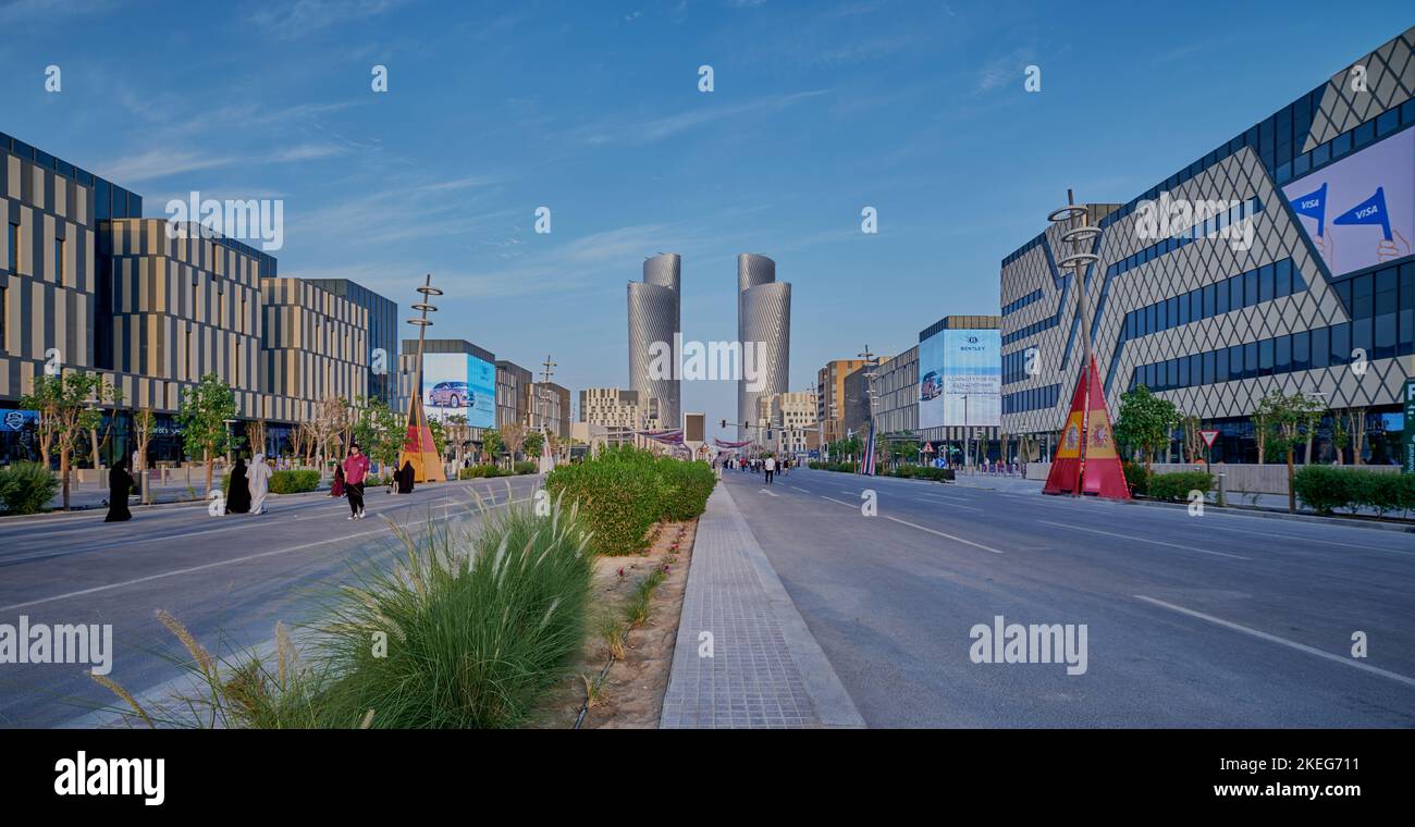 Lusail Boulevard in Lusail City, Katar Nachmittagsfoto mit katarischer Vorbereitung auf die FIFA Weltmeisterschaft 2022 mit Flaggen der teilnehmenden Countys Stockfoto