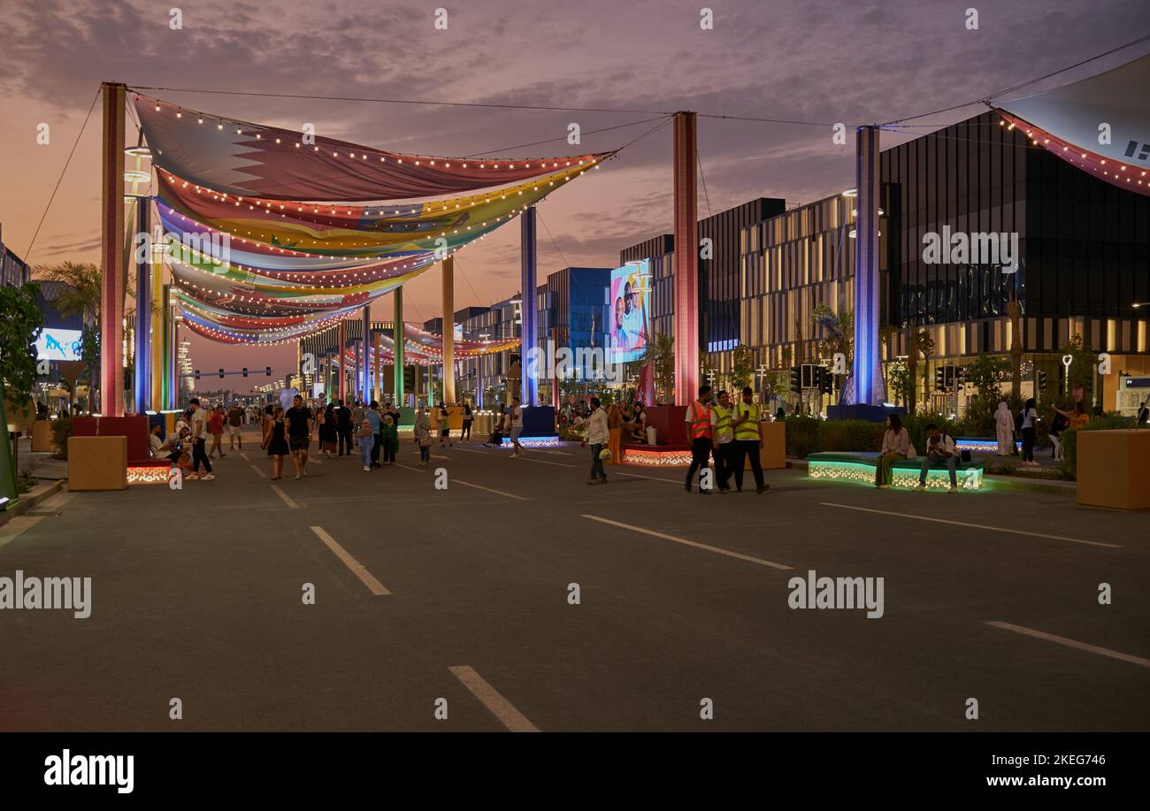 Lusail Boulevard in Lusail City, Katar Sunset Shot zeigt Katar Vorbereitungen für die FIFA Weltmeisterschaft 2022 mit Flaggen der teilnehmenden Countys Stockfoto