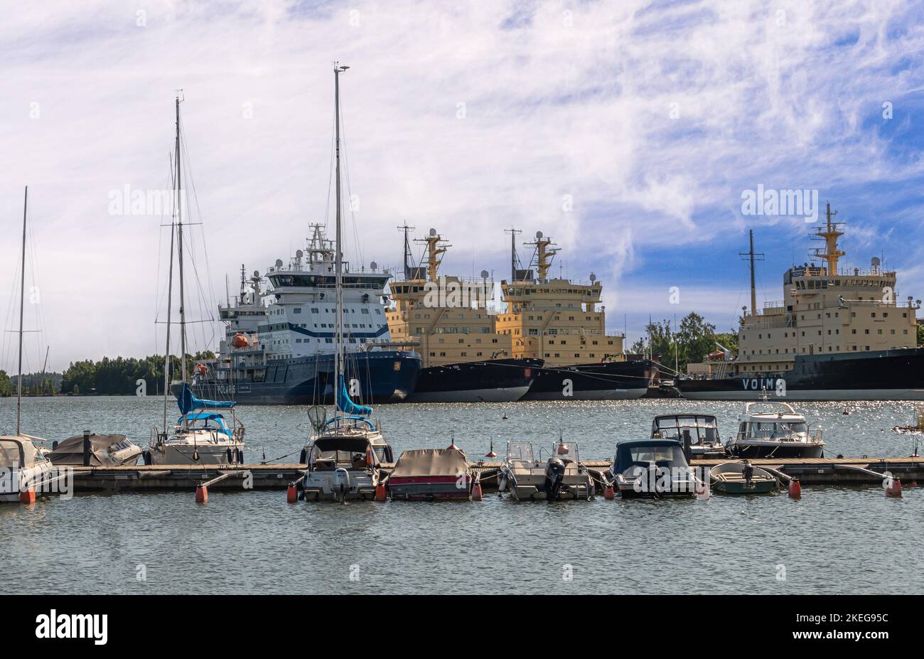 Helsinki, Finnland - 20. Juli 2022: Hafen Pohjoissatama. Polaris, Volma und 2 weitere große Eisbrecher-Schiffe dockten unter blauer Wolkenlandschaft an. Reihe von kleineren Stockfoto